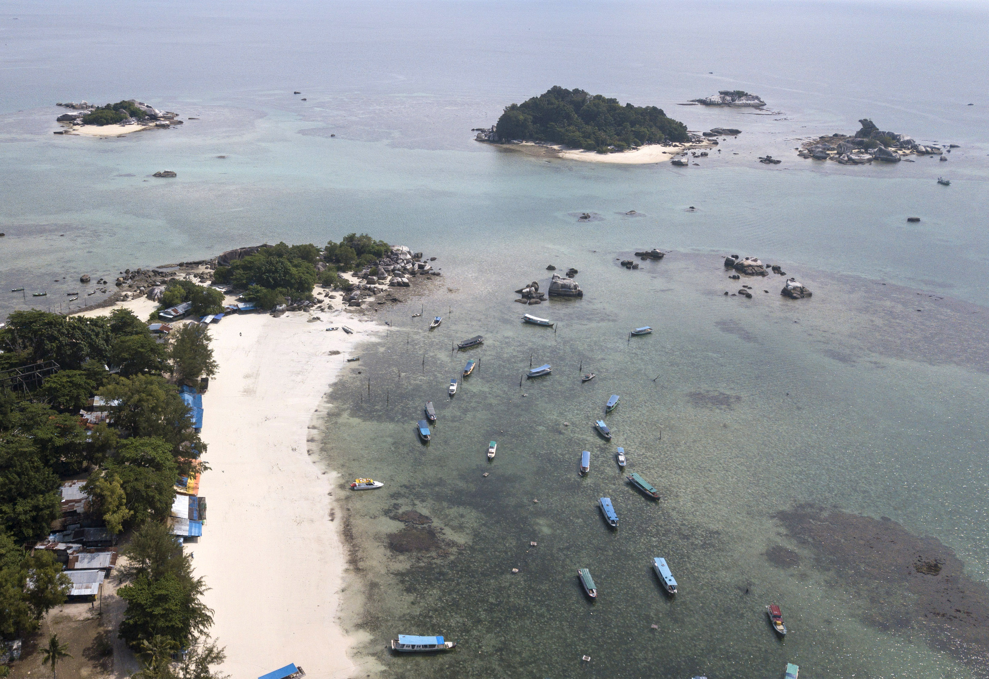  Foto udara pemandangan Pantai Tanjung Kelayang di Kabupaten Belitung, Provinsi Bangka Belitung, Jumat (20/5/2022).