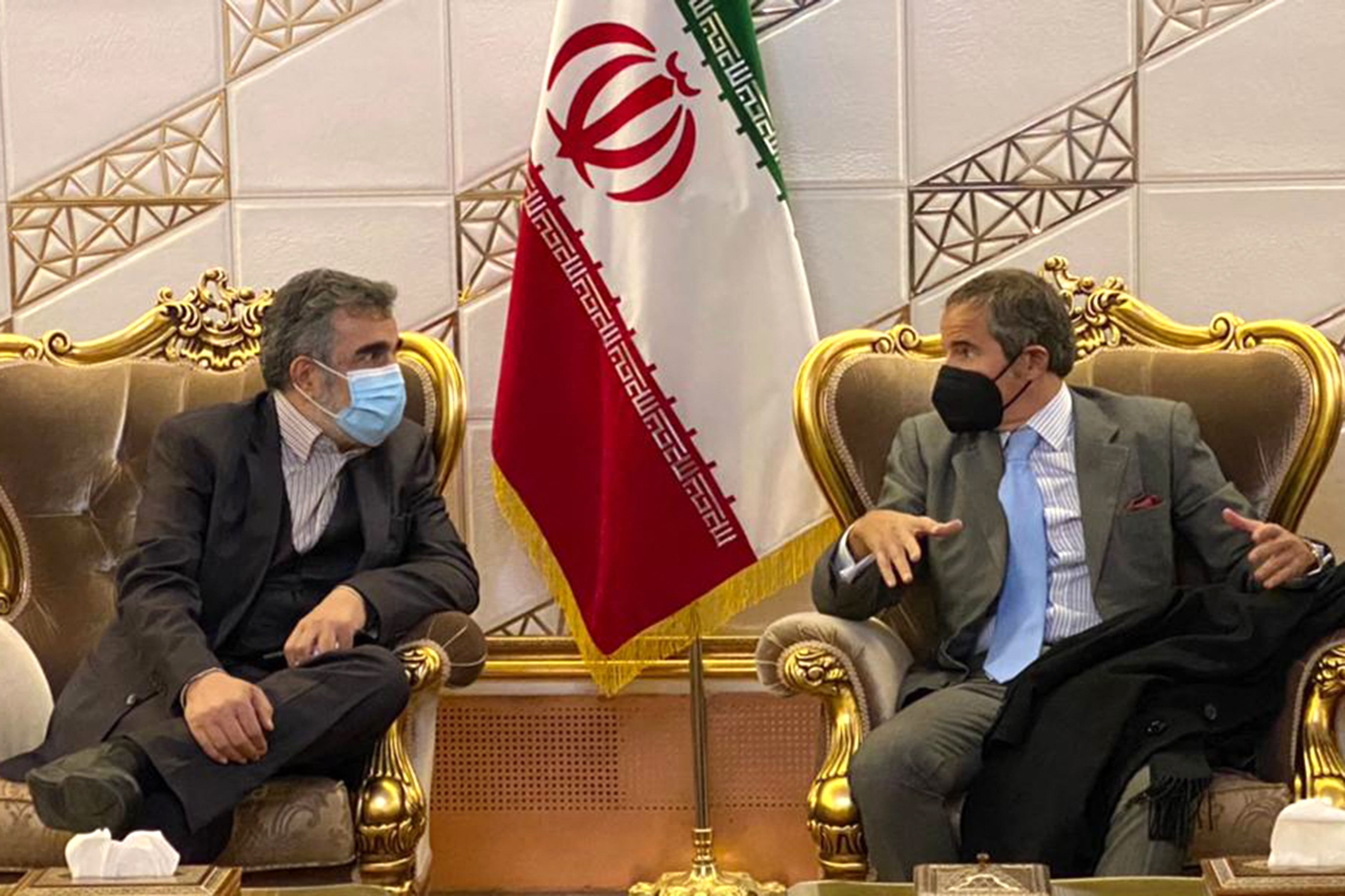 Juru Bicara Badan Energi Atom Iran (AEOI) Behrouz Kamalvandi (kiri) pernah bertemu Kepala IAEA Rafael Grossi di Teheran, Iran. 