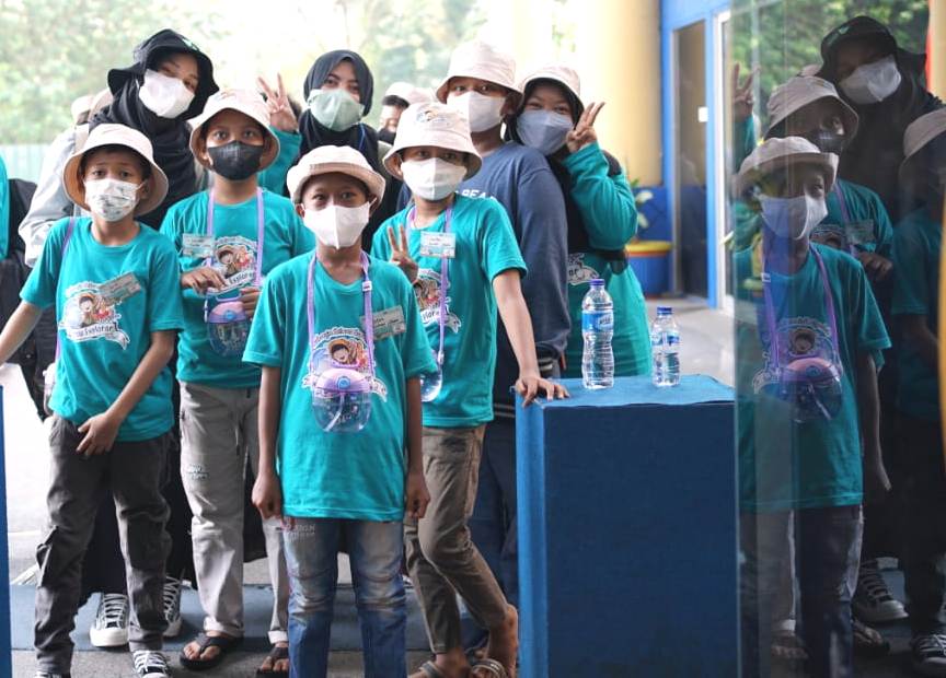 Anak-anak yatim saat berkunjung ke Sea World.