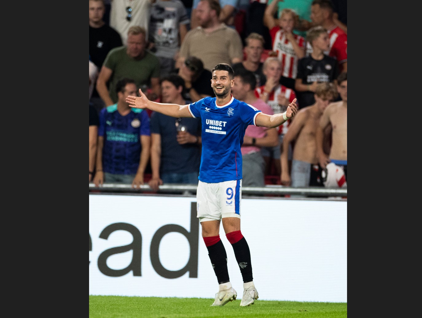 Penyerang Rangers Antonio Colak melakukan selebrasi usai mencetak gol ke gawang PSV di laga playoff Liga Champions.