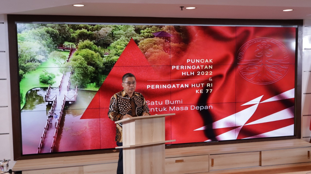 Wakil Menteri Lingkungan Hidup dan Kehutanan Alue Dohong memberi sambutan dalam Puncak Peringatan Hari Lingkungan Hidup dan HUT RI. 