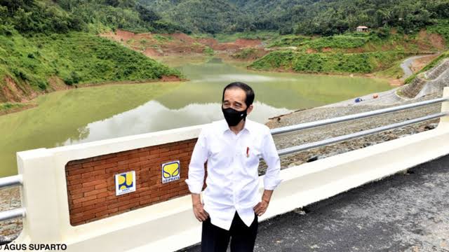 Presiden Joko Widodo di Bendungan Tukul di Pacitan, Jawa Timur 