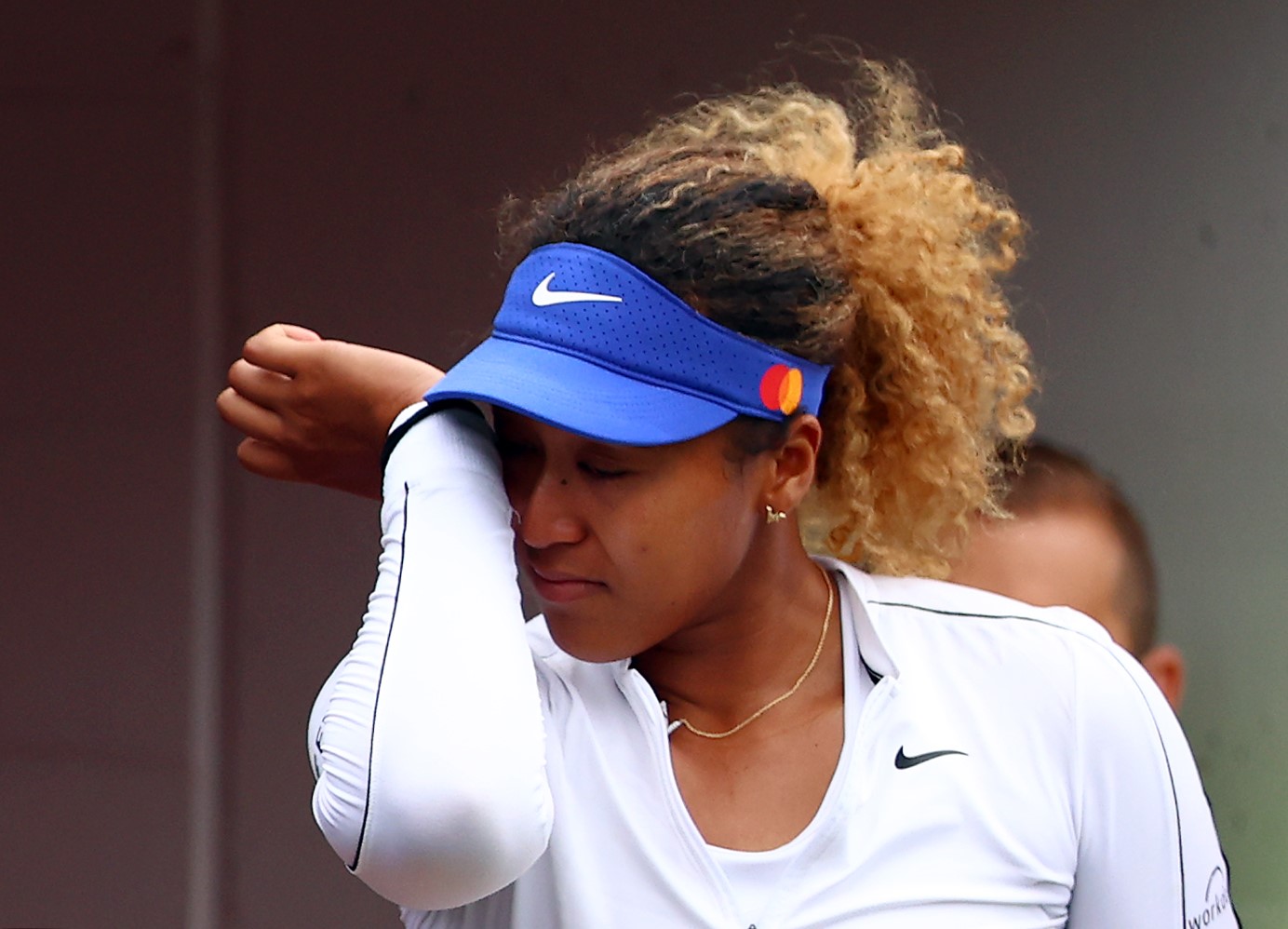 Petenis Jepang Naomi Osaka menyeka air mata setelah mundur dari Montreal Masters karena cedera.