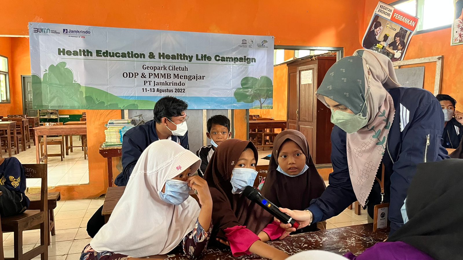 Kegiatan sosial Jamkrindo melibatkan peserta magang