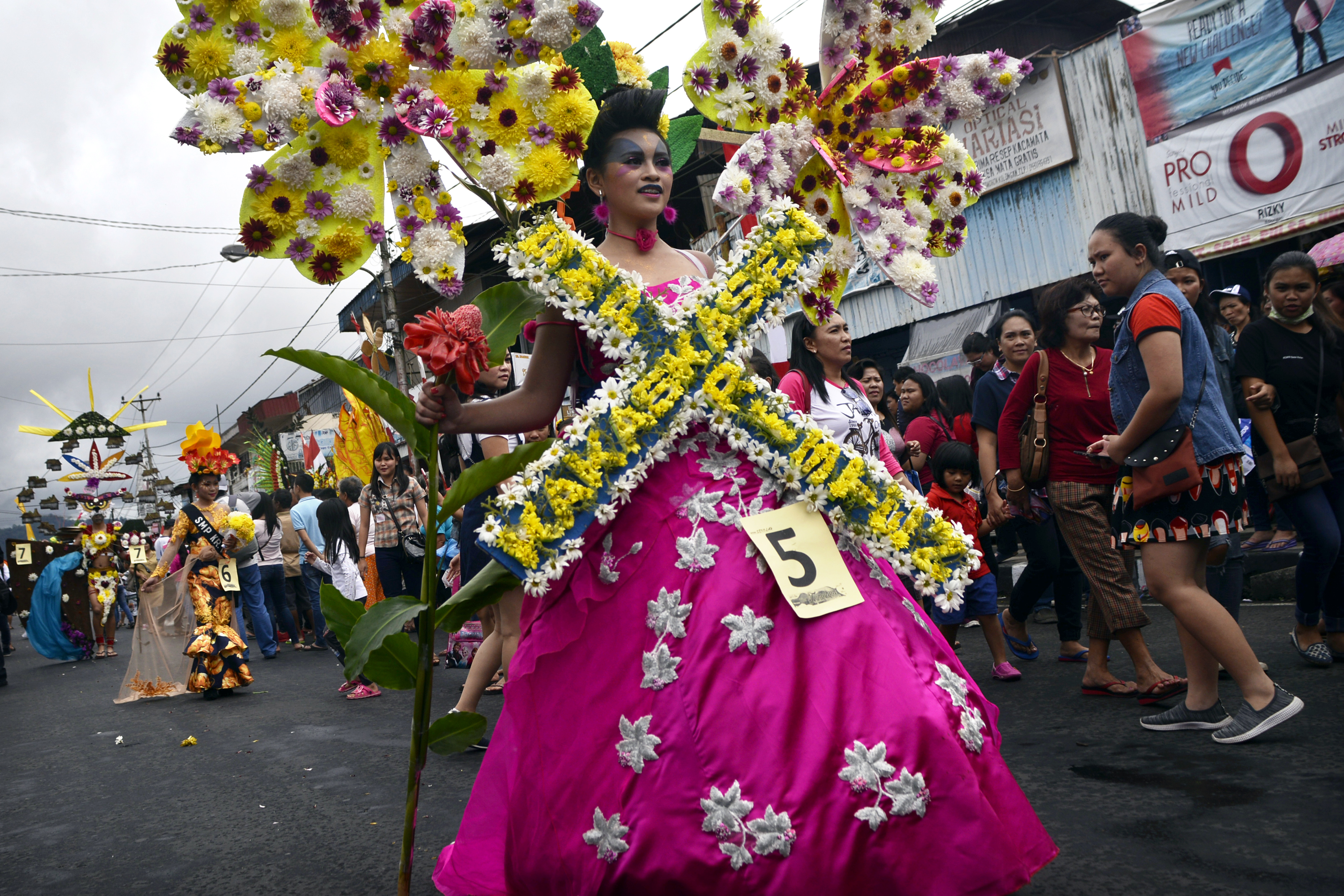 Peserta pawai berjalan dalam Tomohon International Flower Festival 