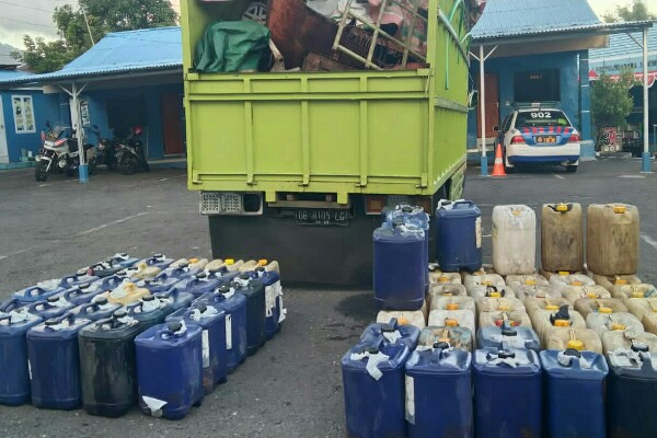 Barang bukti yang disita 2 ribu liter minyak tanah serta 1 unit mobil truk di Polres Bitung, Sulut, Jumat (26/8).