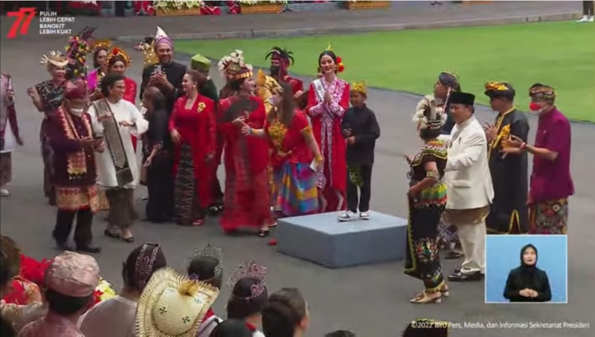 Sejumlah menteri berjoget kala Farel Prayoga menyanyikan lagu Ojo Dibandingke saat HUT RI di Istana Merdeka.