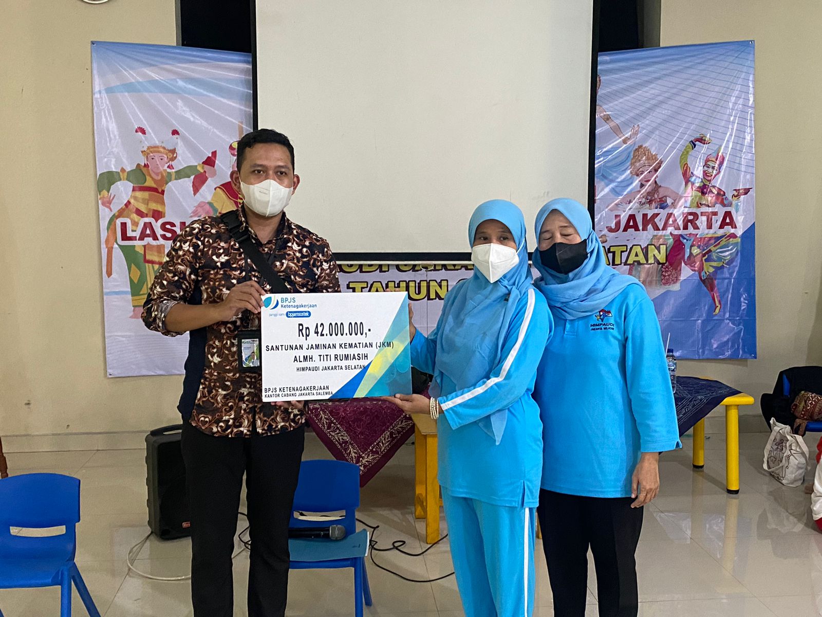 Penyerahan secara simbolis santunan BPJS Ketenagakerjaan kepada ahli waris guru PAUD Almarhumah Titi Rumiasih di Pasar Minggu, Jaksel.