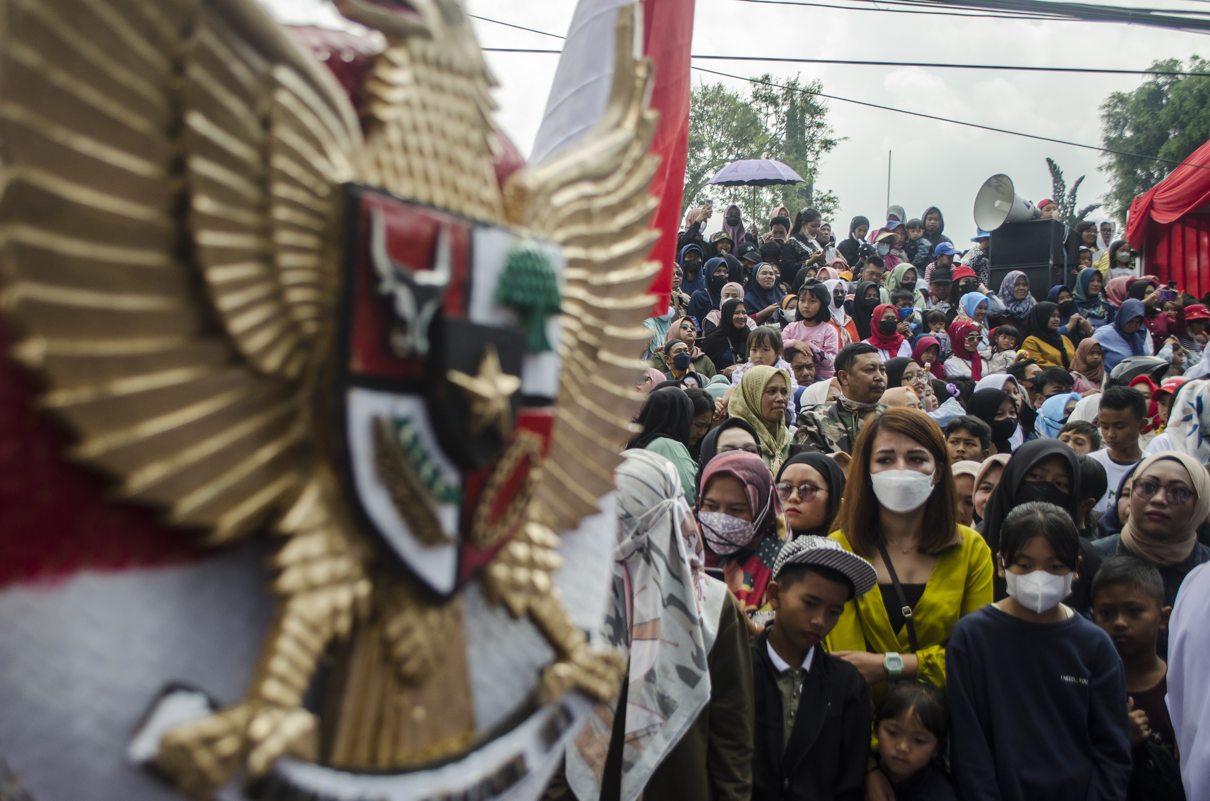Puluhan ribu warga menyemarakkan HUT ke-77 RI dengan menggelar karnaval di Lembang, Kabupaten Bandung Barat, Jawa Barat, Selasa (16/8).