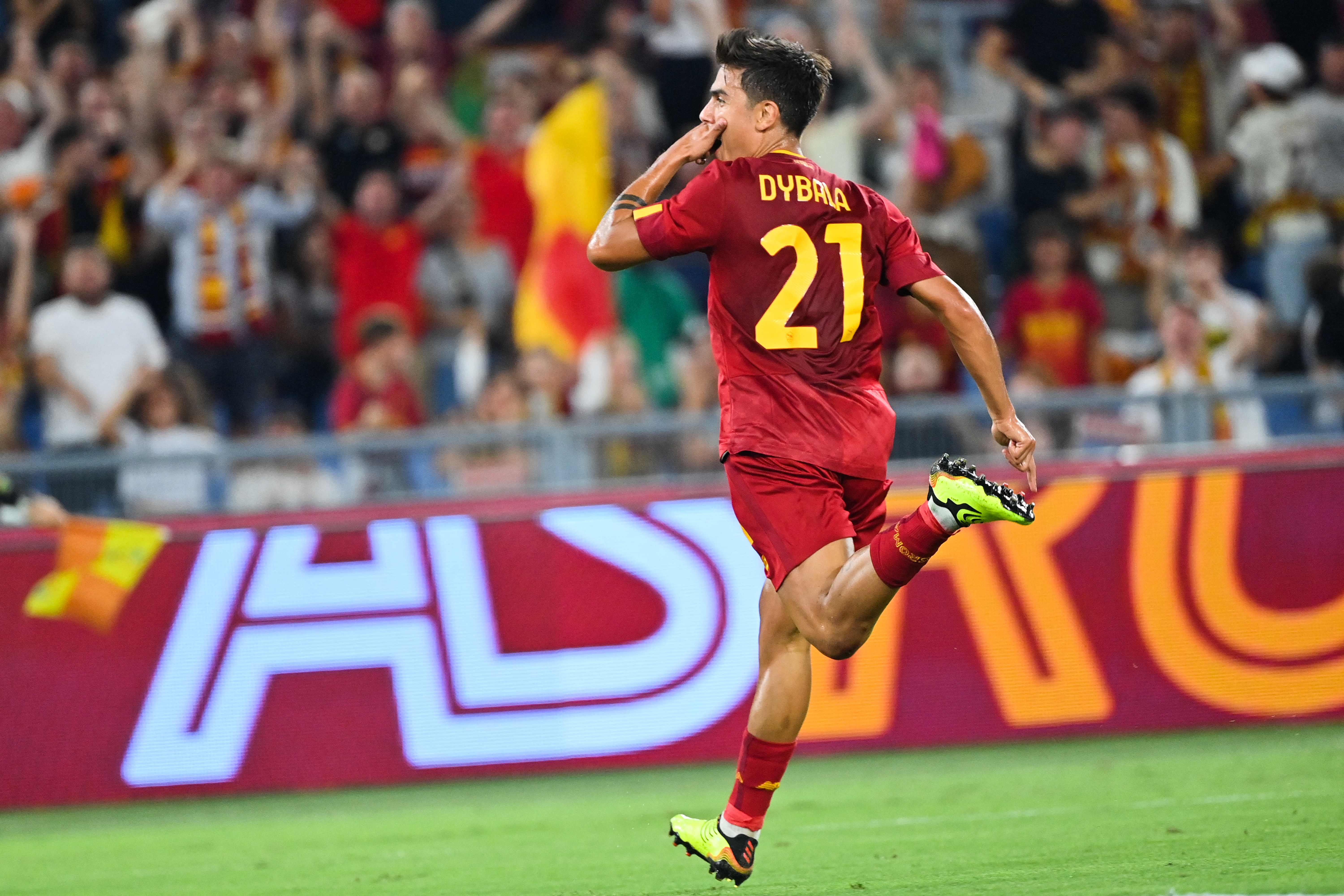 Penyerang AS Roma Paulo Dybala melakukan selebrasi usai mencetak gol ke gawang Monza di laga Serie A.