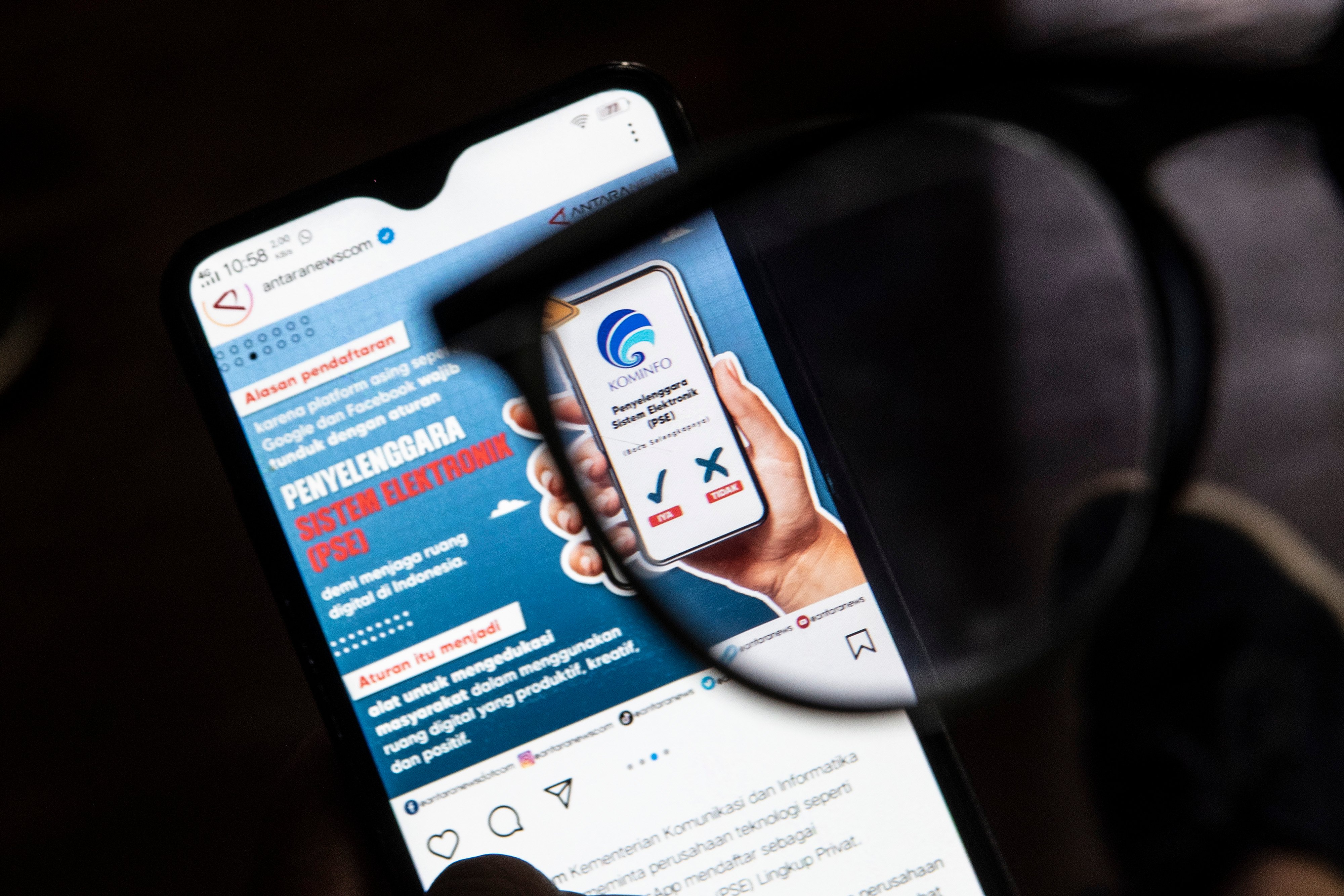 Warga menggunakan aplikasi media sosial Instagram di Jakarta