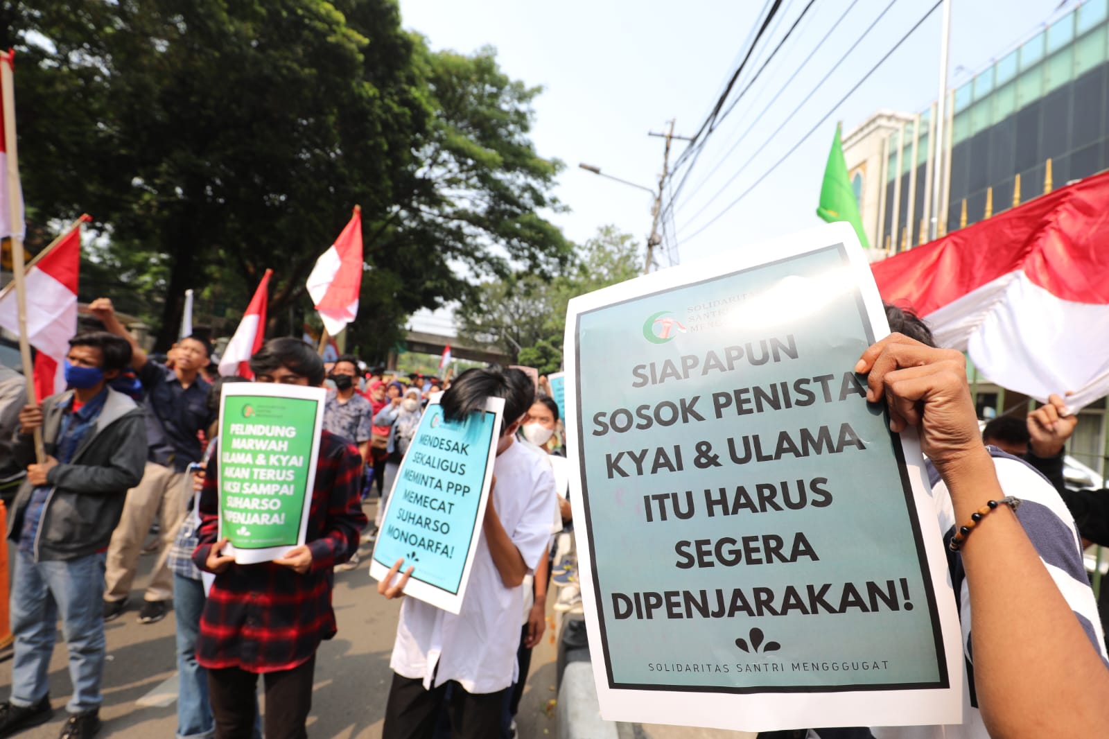Massa aksi datang langsung sembari membawa poster yang bertulisan kekecewaan kepada Suharso di depan Gedung DPP PPP di Menteng, Jakpus