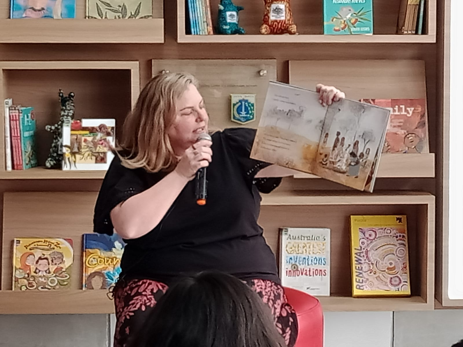 Penulis dan ilustrator asal Australia Jasmine Seymour mendongeng kepada anak-anak di Perpustakaan Jakarta.