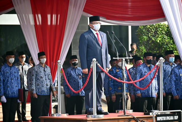 Sekjen DPR RI Indra Iskandar saat memimpin Upacara Peringatan Hari Kemerdekaan RI di halaman Gedung Nusantara III, Senayan, Jakarta.