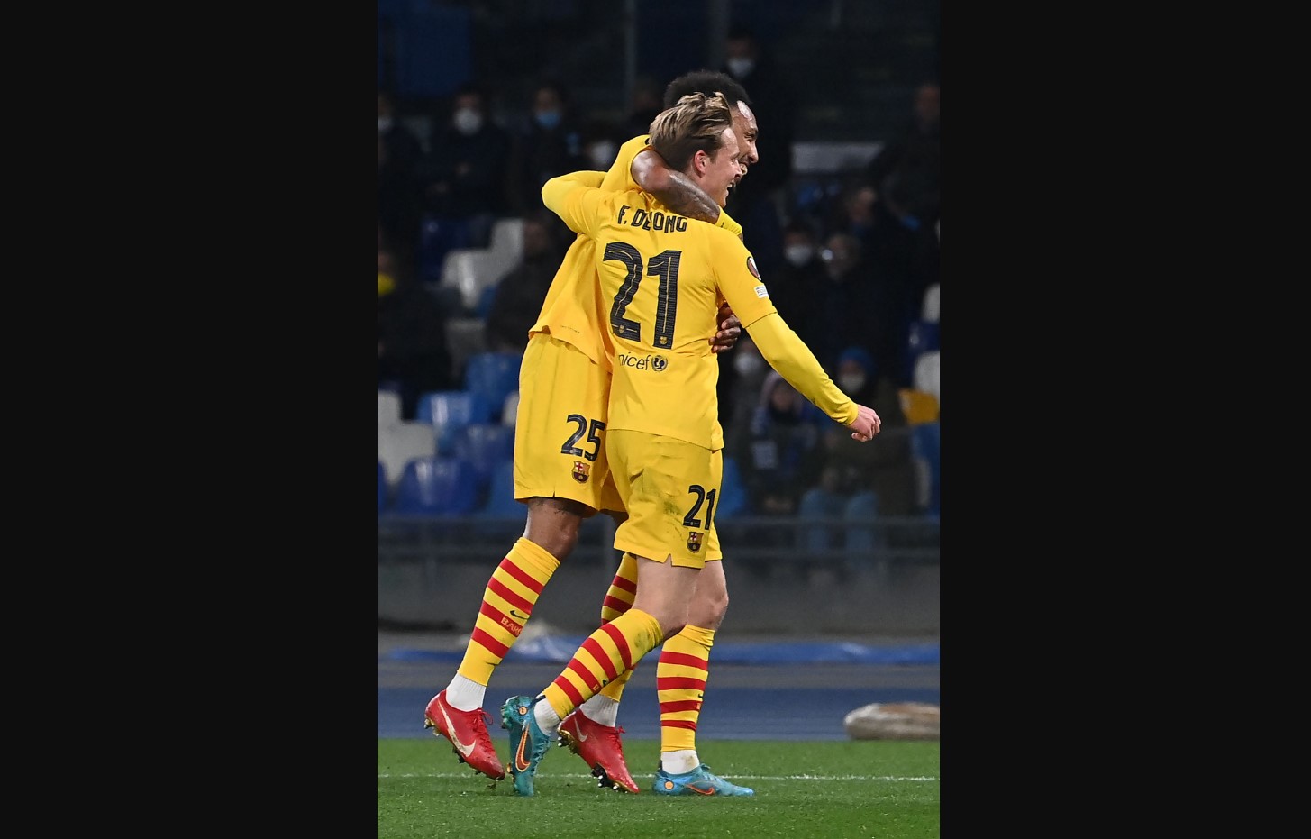 Pierre-Emerick Aubameyang dan Frenkie de Jong melakukan selebrasi usai Barcelona mencetak gol ke gawang lawan.