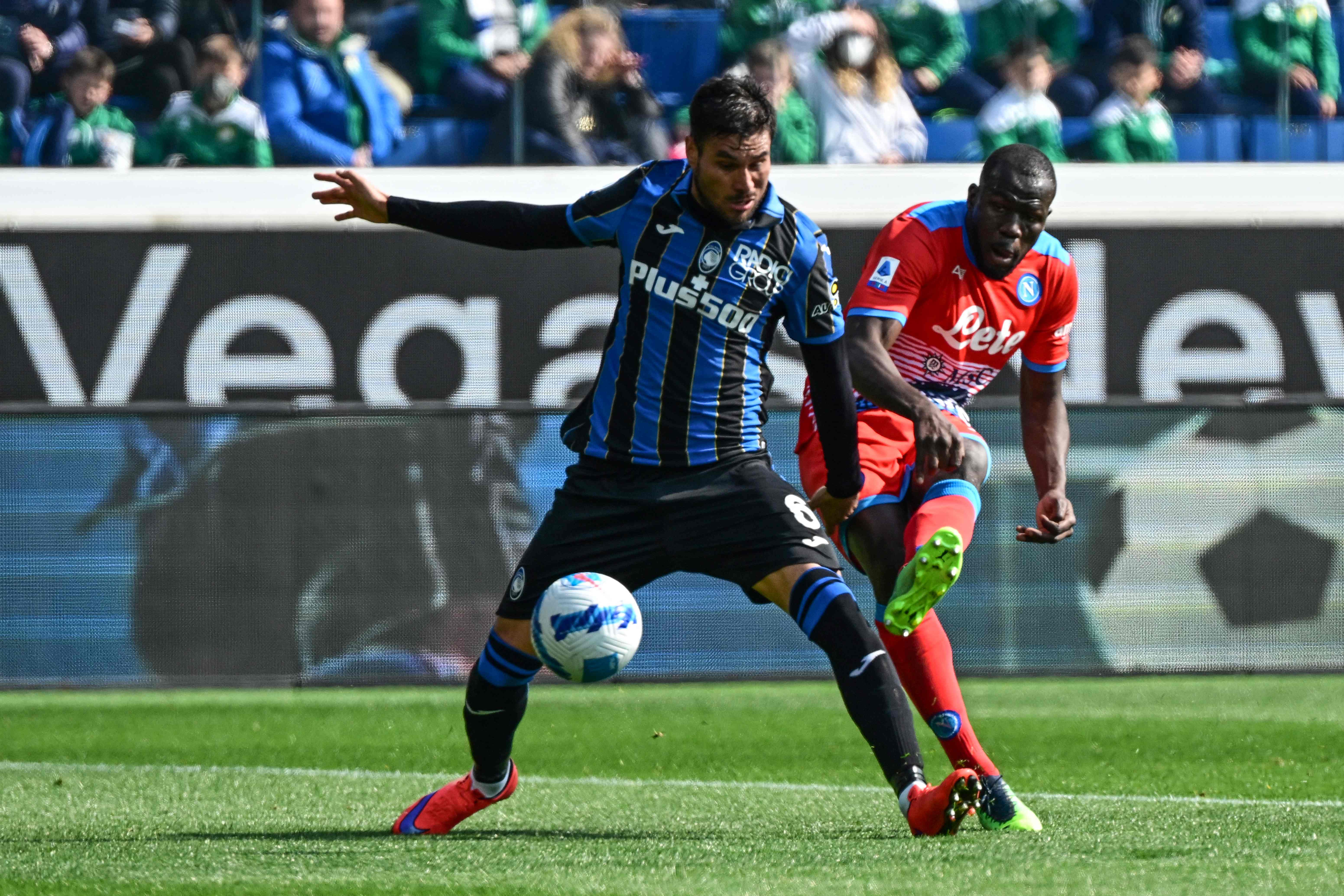 Bek Atalanta Jose Luis Palomino (kiri)