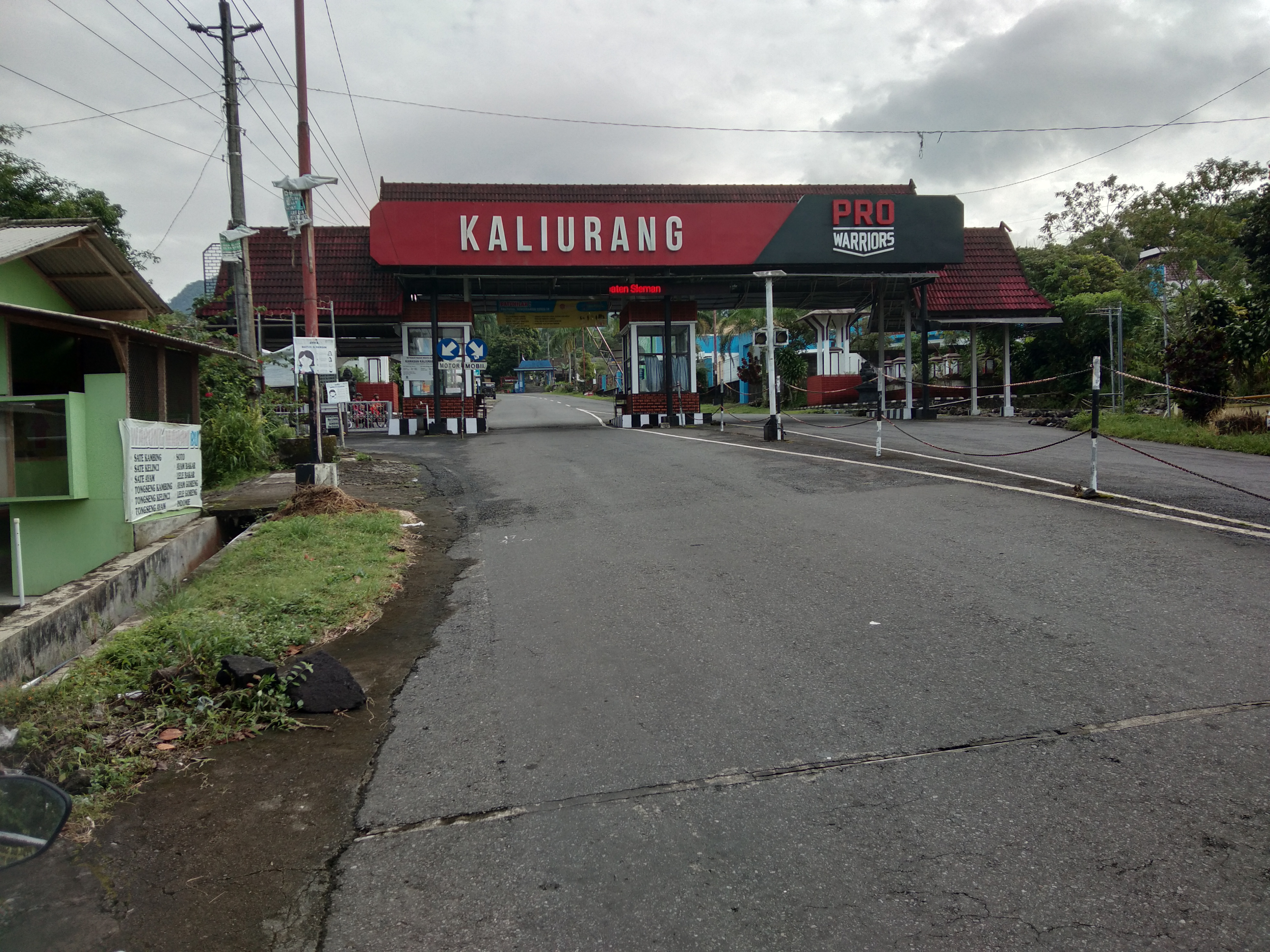 Gerbang masuk kawasan wisata Kaliurang di Kabupaten Sleman, DIY.