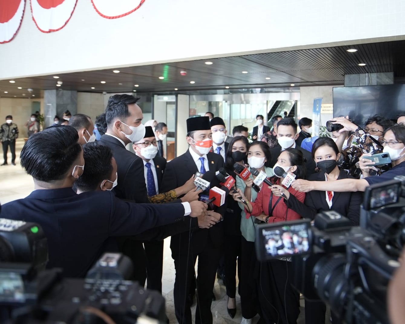 Ketua Fraksi Partai Demokrat DPR RI, Dr. Edhie Baskoro Yudhoyono saat diwawancarai wartawan seusai hadiri Sidang Tahunan MPR,