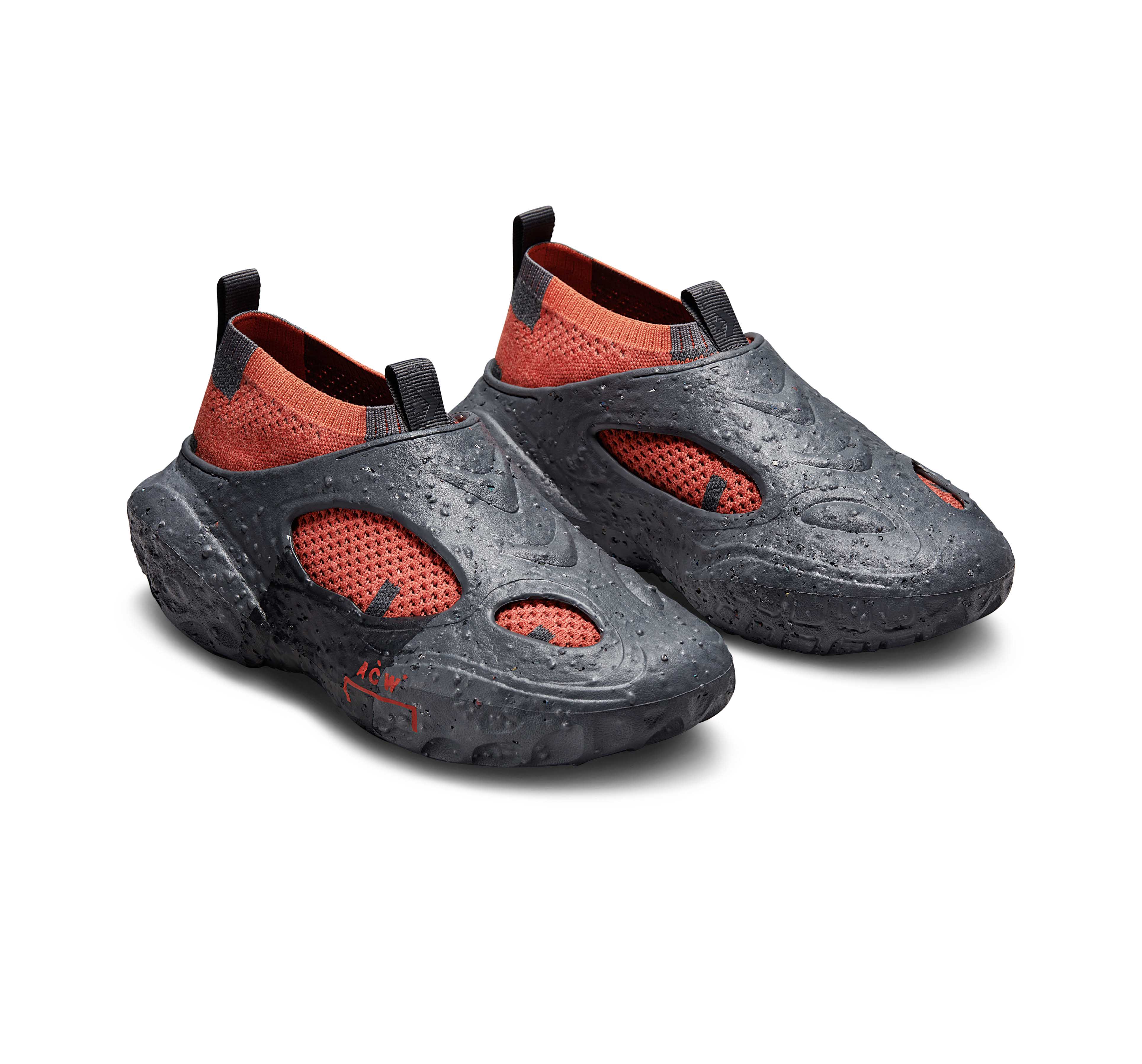 Sepatu hasil kolaborasi Converse dan A=COLD-WALL