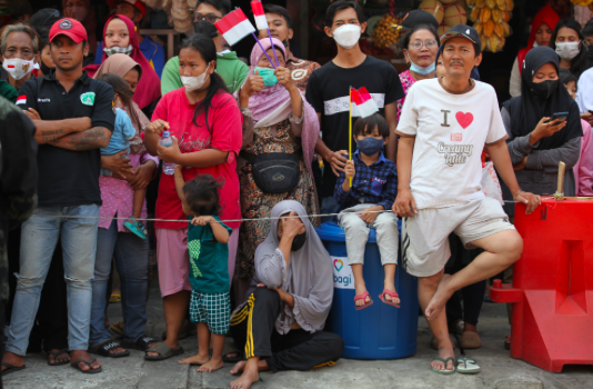 Presiden Jokowi Bagikan Bansos di Pasar Pucang Anom