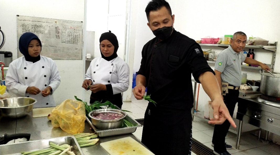 Chef Kiki Herdadi sedang memberikan pelatihan kepada guru, karyawan, serta pegawai kantin Sekolah Sukma Bangsa Sigi, Sulteng, Kamis (11/8).