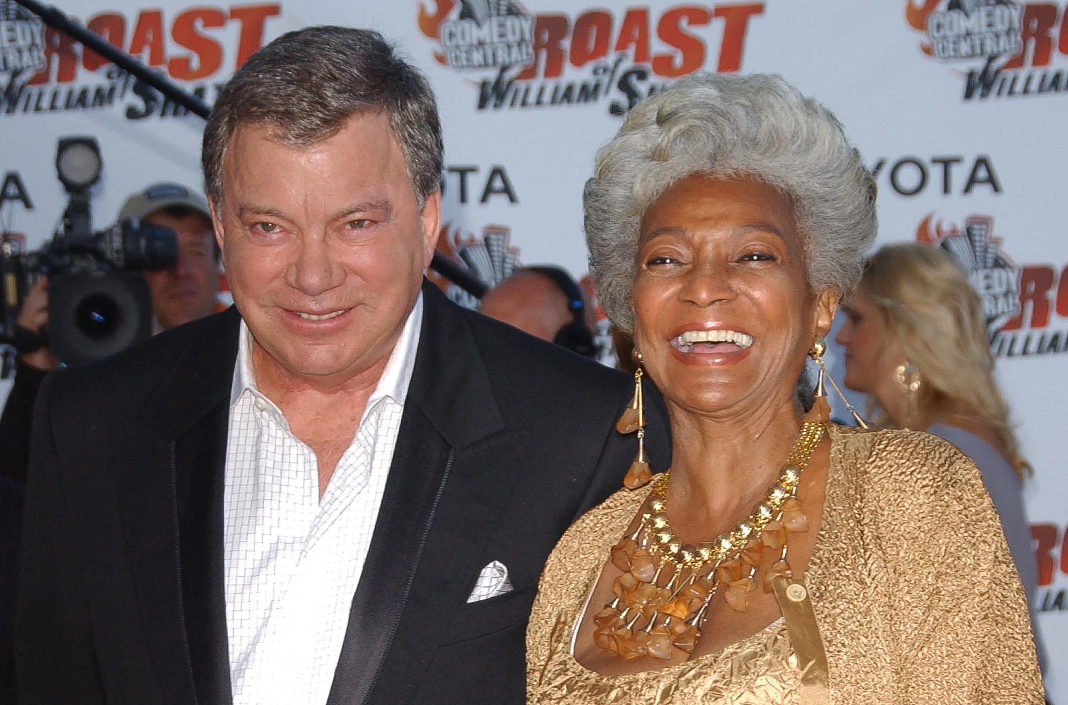 Aktris Nichelle Nichols (kanan) bersama aktor William Shatner.