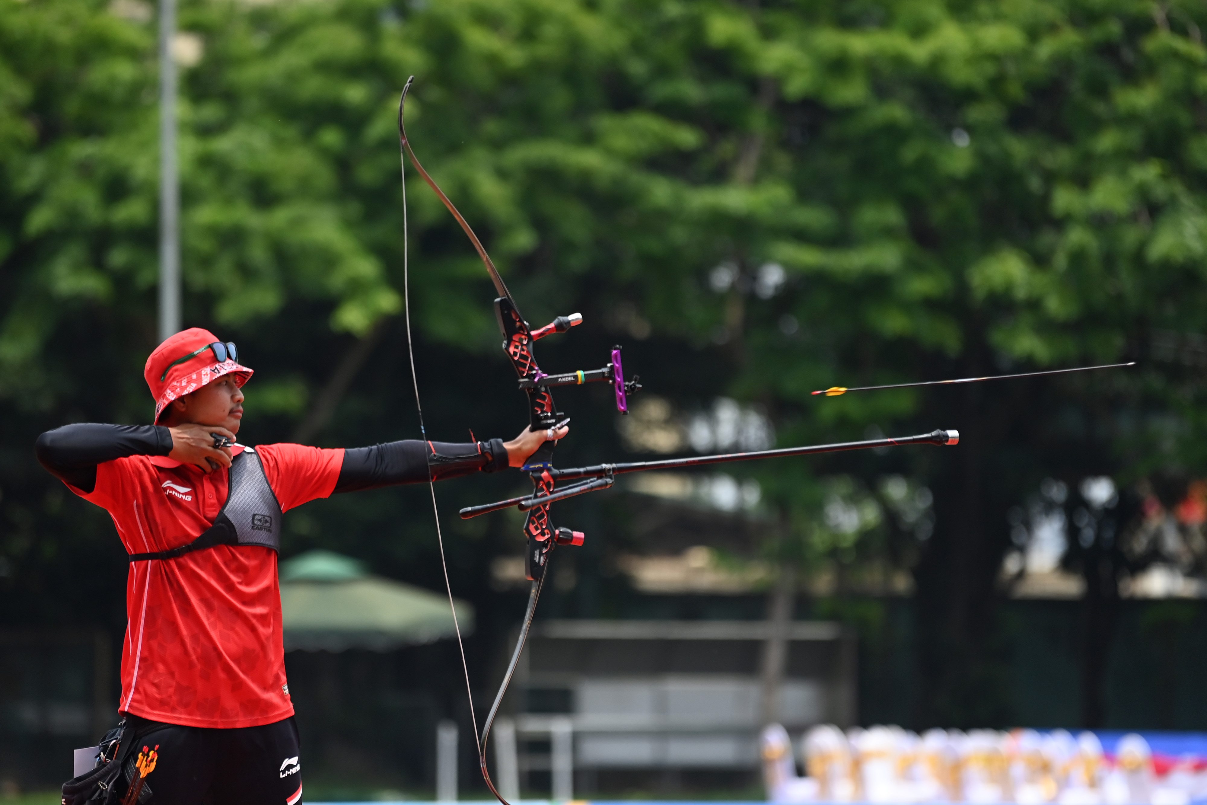 Aksi atlet panahan Indonesia Riau Ega Agatha Salsabila saat tampil di SEA Games 2021.