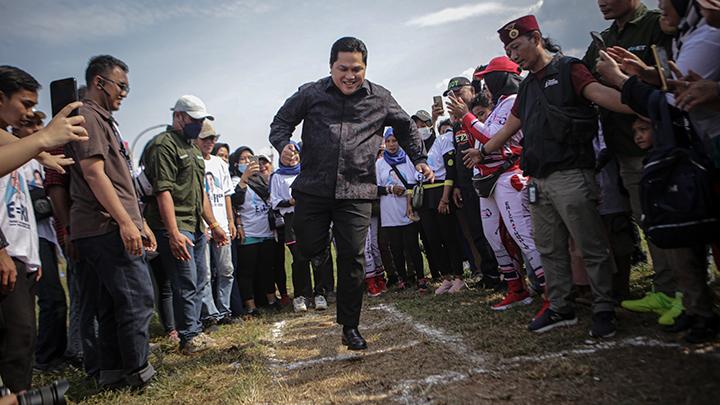 Menteri BUMN Erick Thohir mencoba permainan tapak gunung