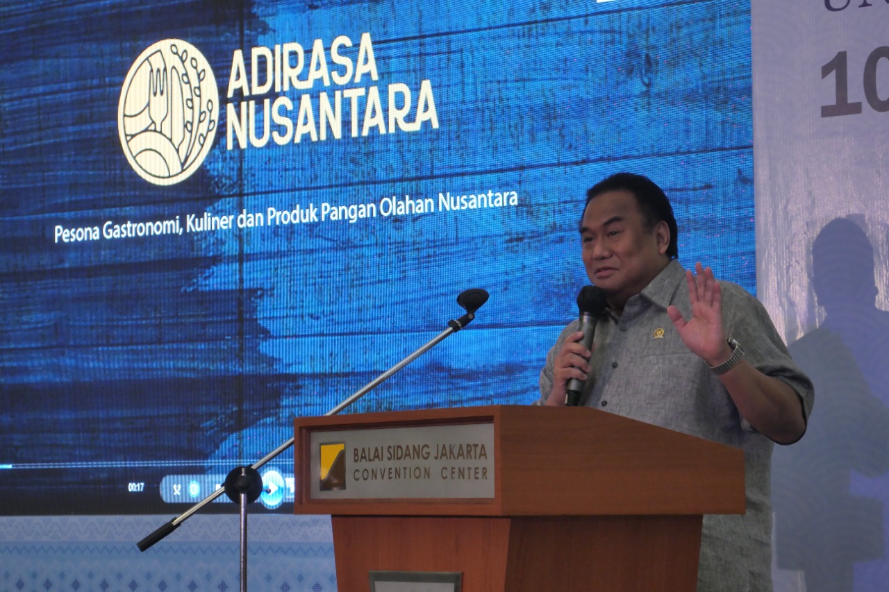 Wakil Ketua DPR RI Rachmat Gobel saat membuka pameran Adirasa Nusantara di Jakarta Convention Center, Rabu (10/8).