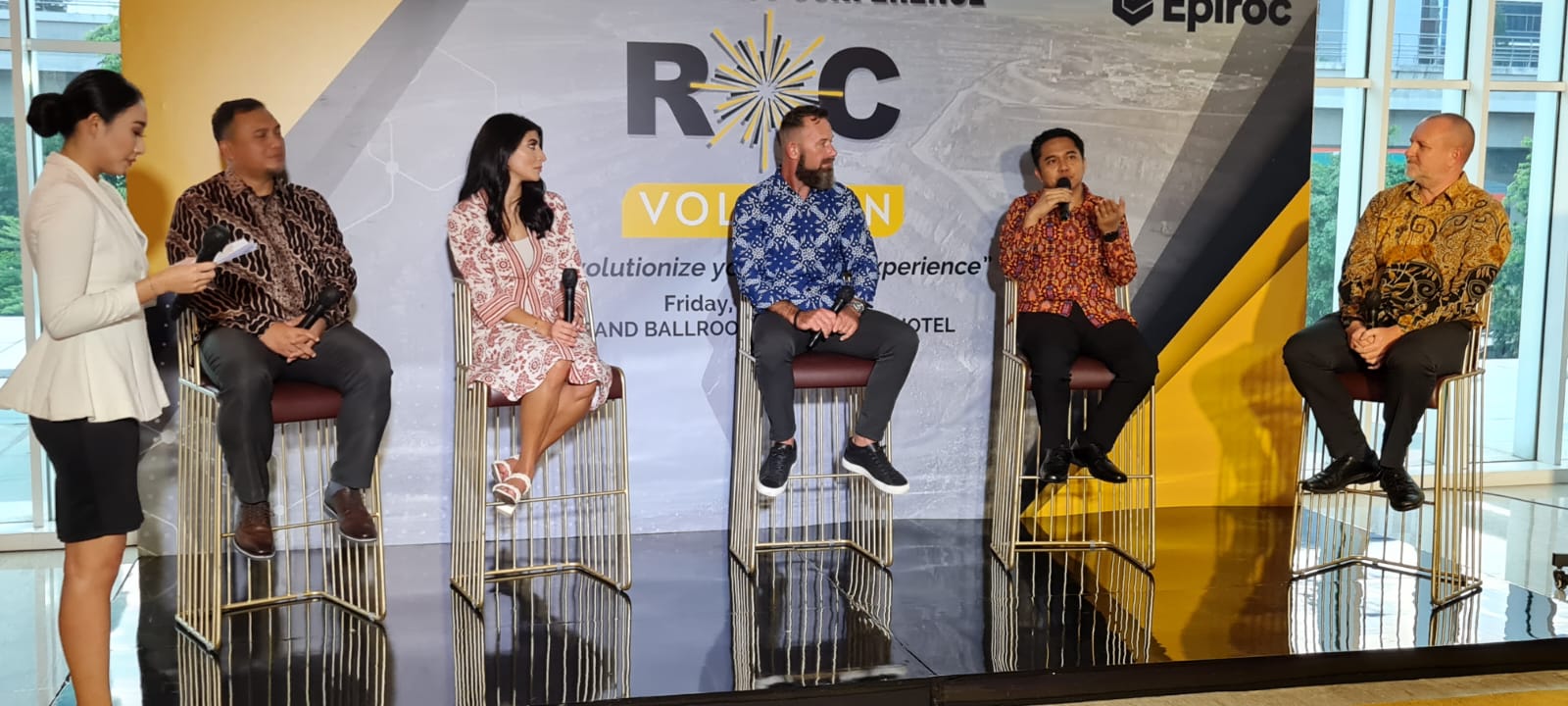Para pembicara dalam diskusi di acara gala dinner bertajuk 'ROCvolution, Revolutionize Your  Mining Experience pada Jumat (5/8) malam.