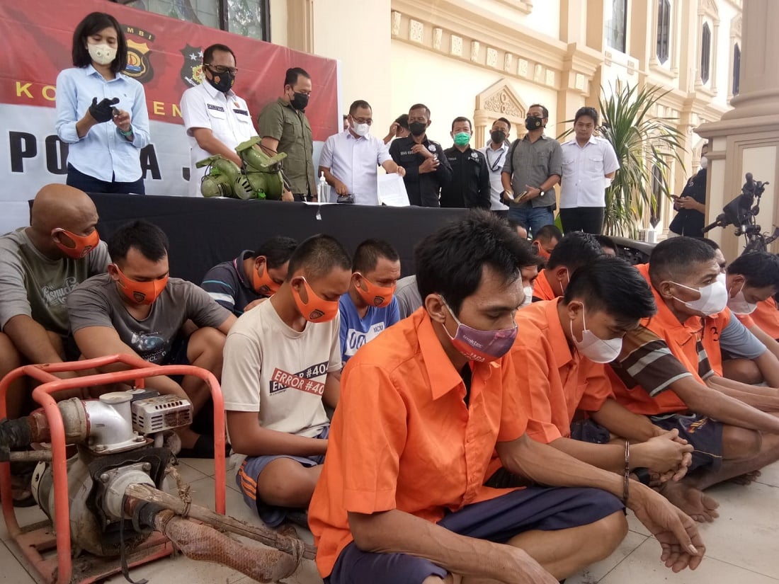 Para pelaku perdagangan minyak secara ilegal yang ditangkap Polda Jambi