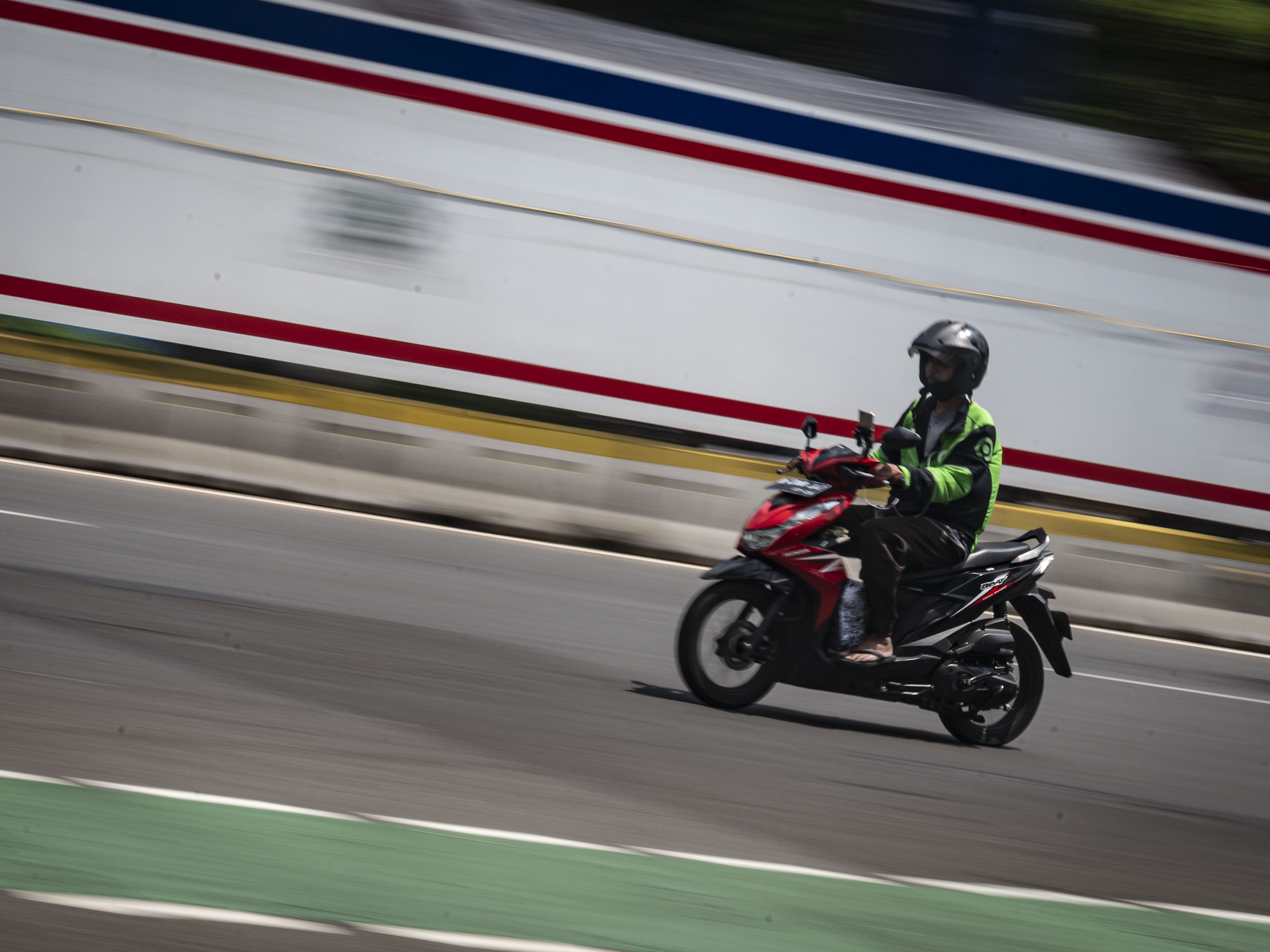 Ojek daring melintas di kawasan Dukuh Atas, Jakarta, Senin (15/8).