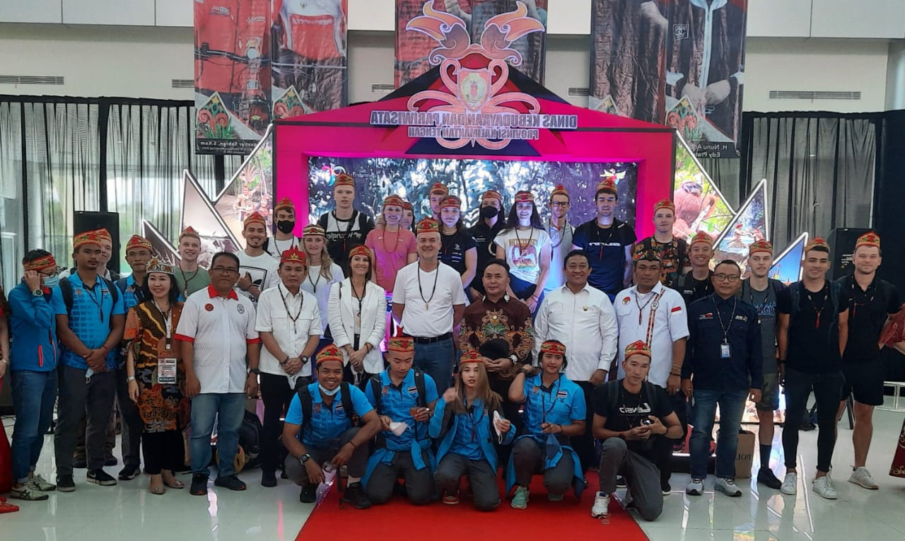 Para pebalap sepeda gunung dari sejumlah negara berfoto bersama Gubernur Sugianto Sabran