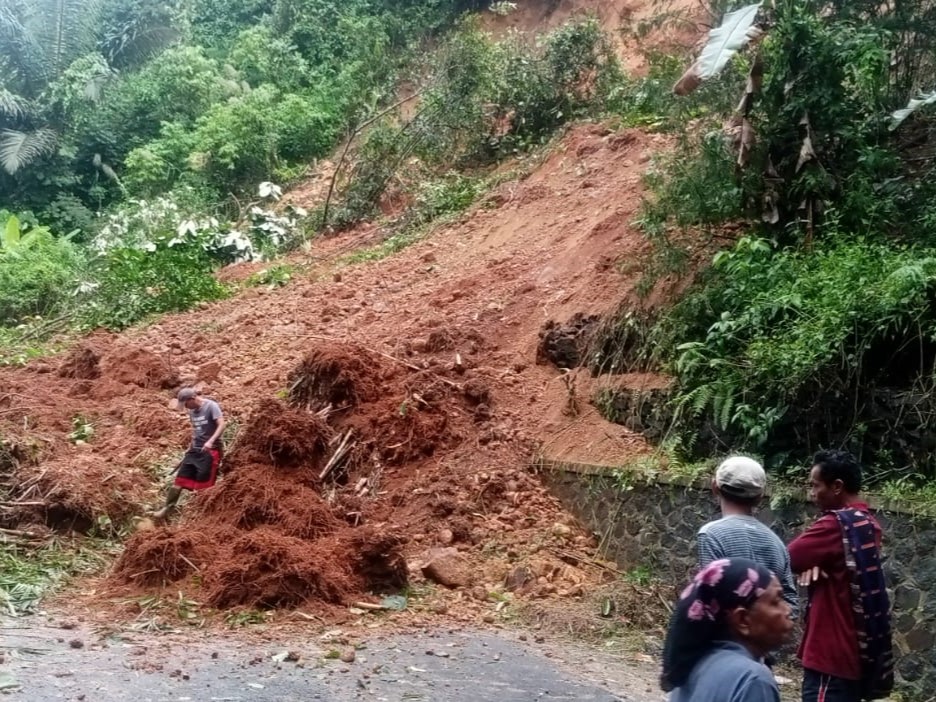 Tebing setinggi 50 longsor tutup jalan utama Salopa-Cikatomas sepanjang 60 meter. 