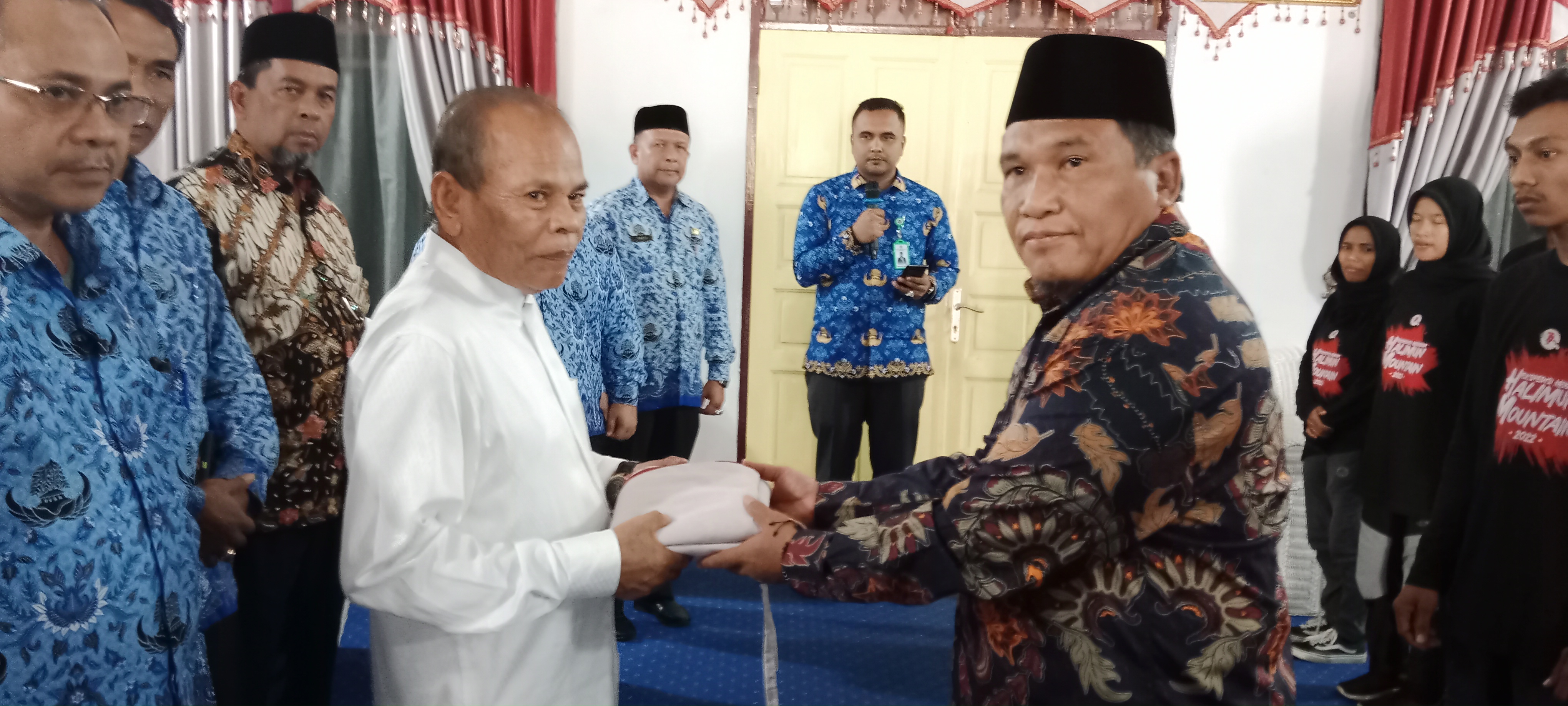Penyerahan bendera merah putih oleh Pj Bupati Pidie Wahyudi Adisiswanto melalui mantan Menteri Pertahanan GAM Zakarya Saman untuk diberikan 