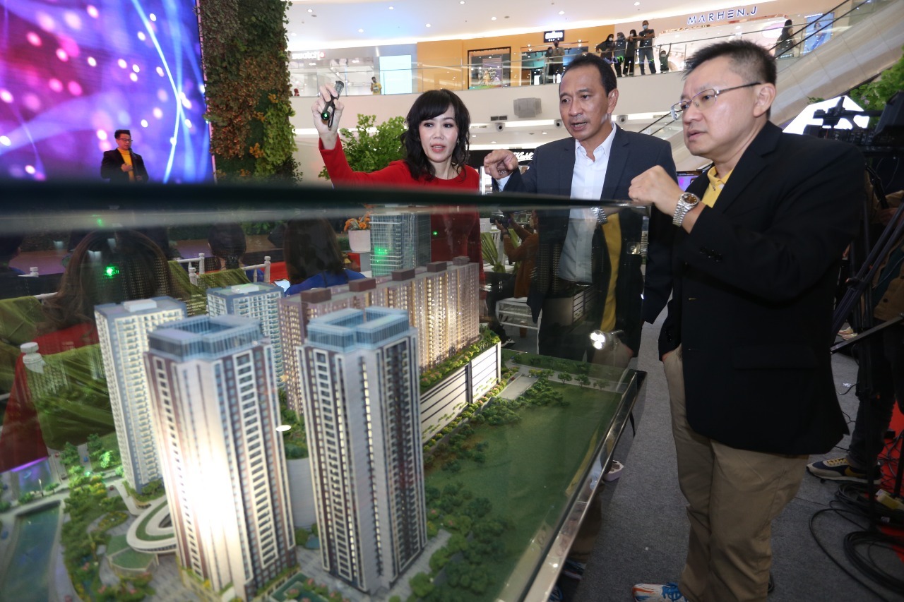 Vice President Podomoro City Deli Medan Yenti Lokat memaparkan salah satu produk Podomoro.