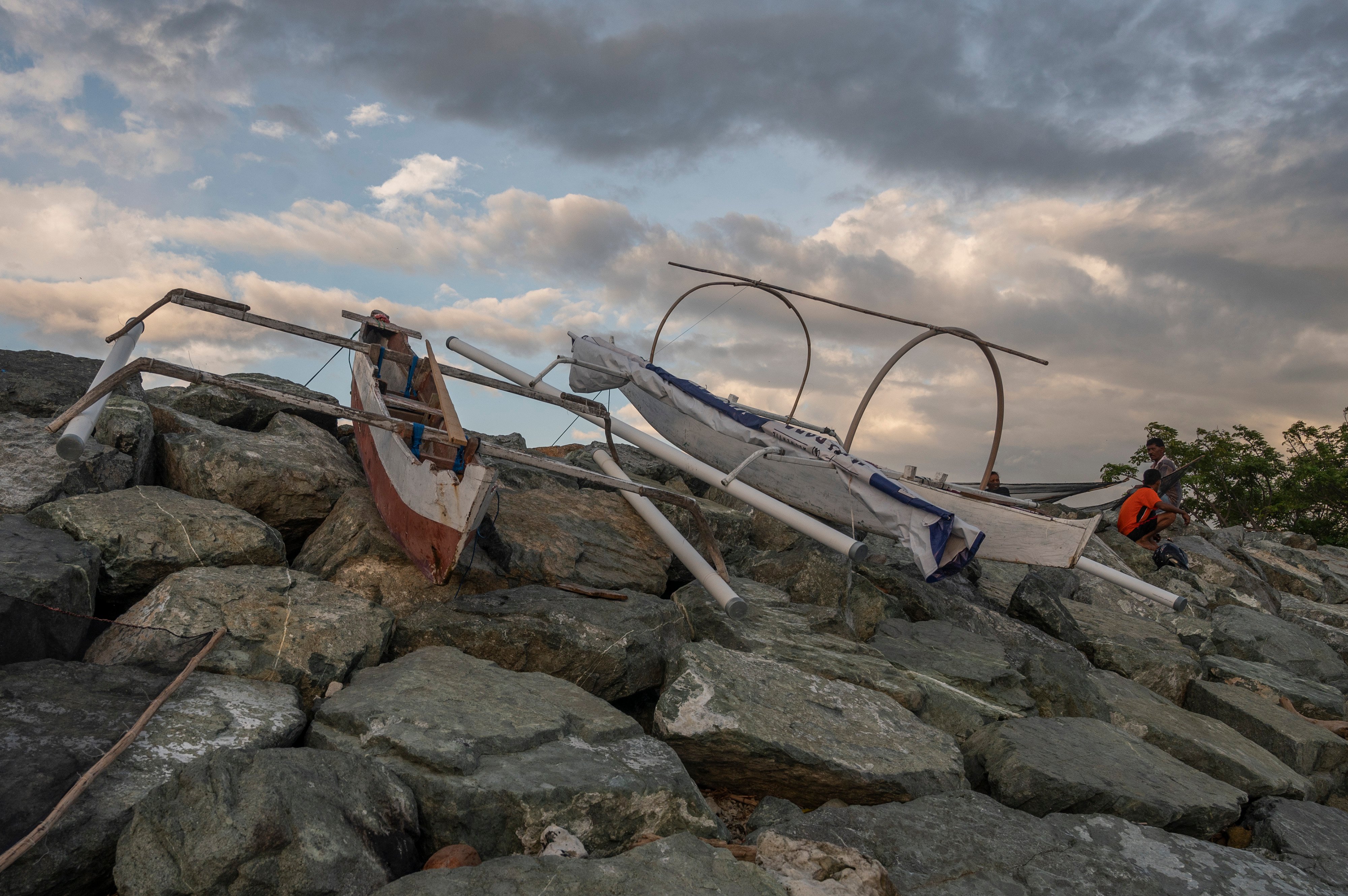 Nelayan penangkap udang kecil tidak melaut karena cuaca buruk di Pantai Teluk Palu, Palu, Sulawesi Tengah, Kamis (4/8).