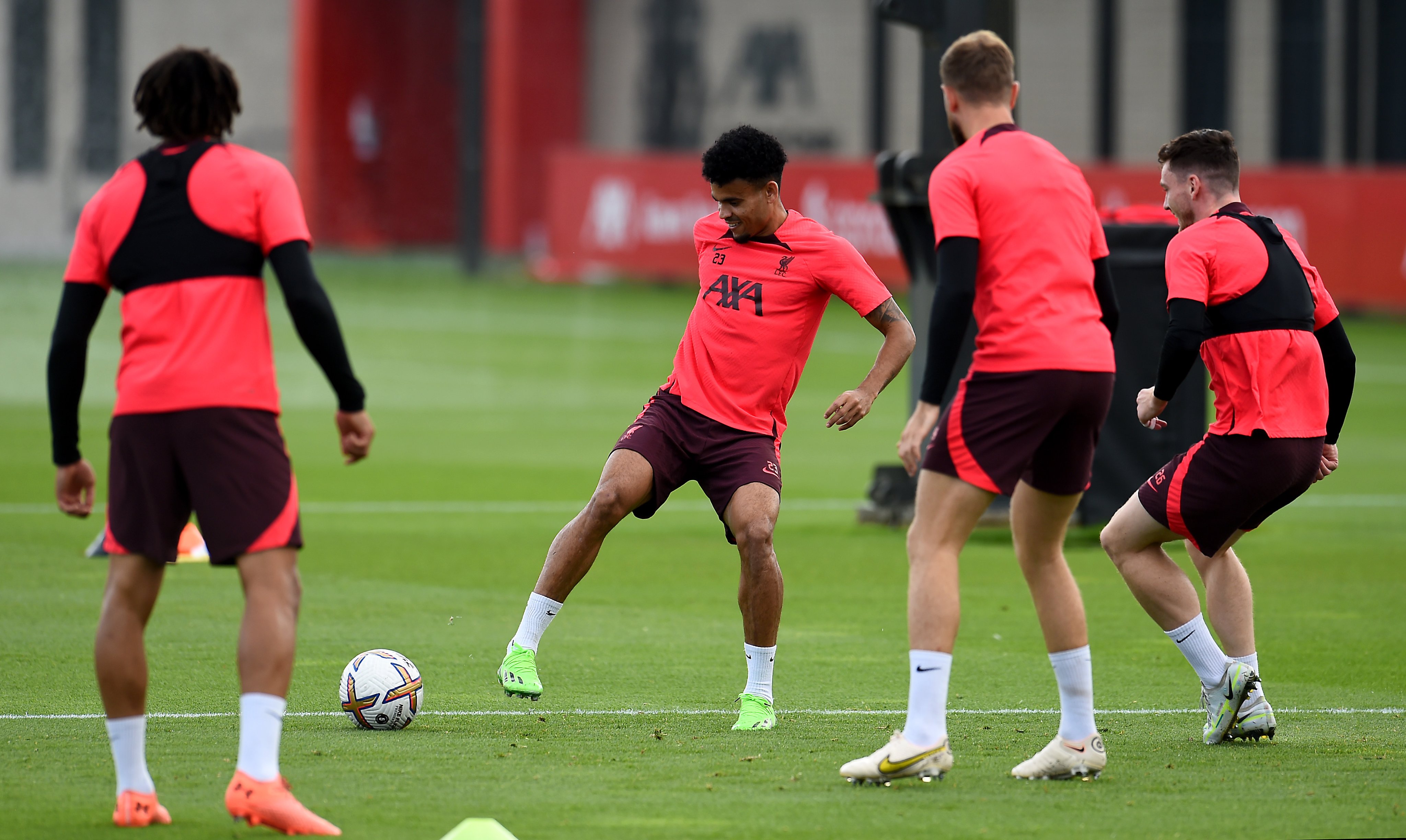 Skuad Liverpool tengah menjalani sesi latihan
