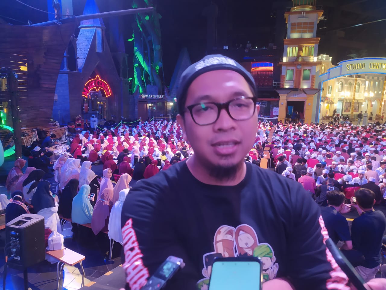 Dewa Eka Prayoga dari DeEP-F bersama 500-an santri bergembira di Trans Studio Bandung