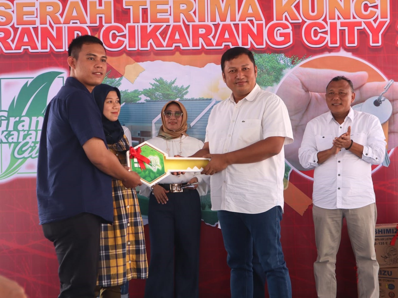 Direktur Operasional Arrayan Group Hengky Esa Putra (kedua kanan) menyerahkan kunci kepada salah satu perwakilan konsumen di GCC 2.