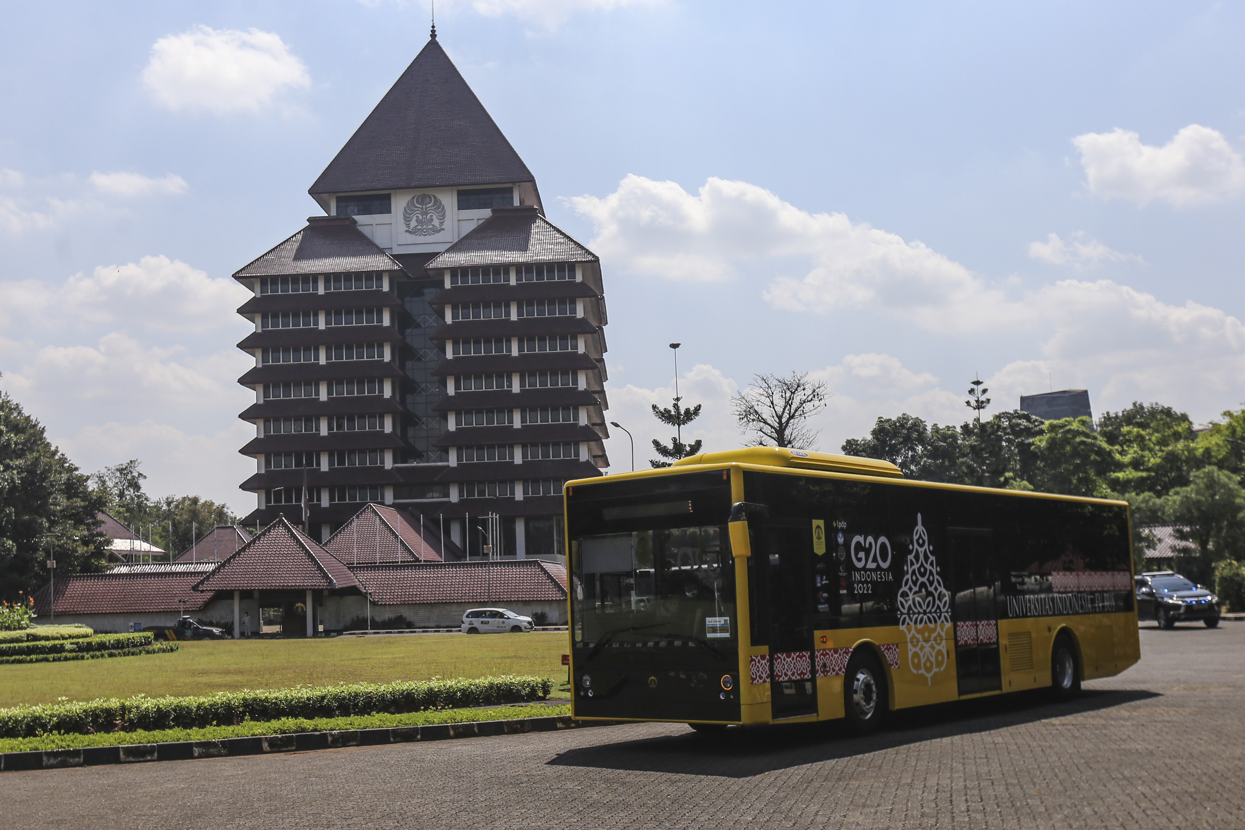 Bus listrik UI melintas saat uji coba di depan Gedung Rektorat Universitas Indonesia, Depok, Jawa Barat, Jumat (10/6).
