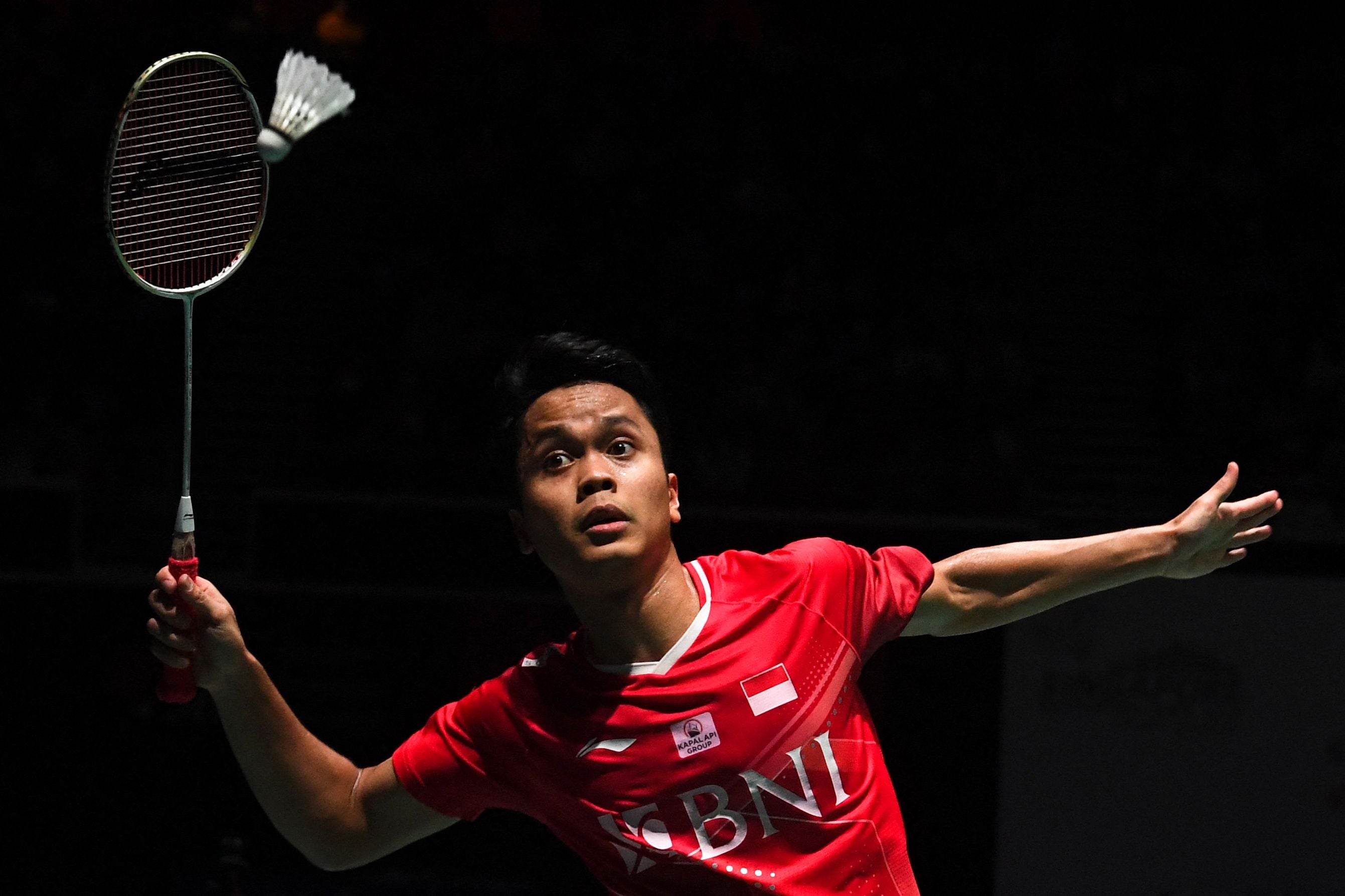 Pebulu tangkis Indonesia Anthony Sinisuka Ginting saat berlaga di Singapura.