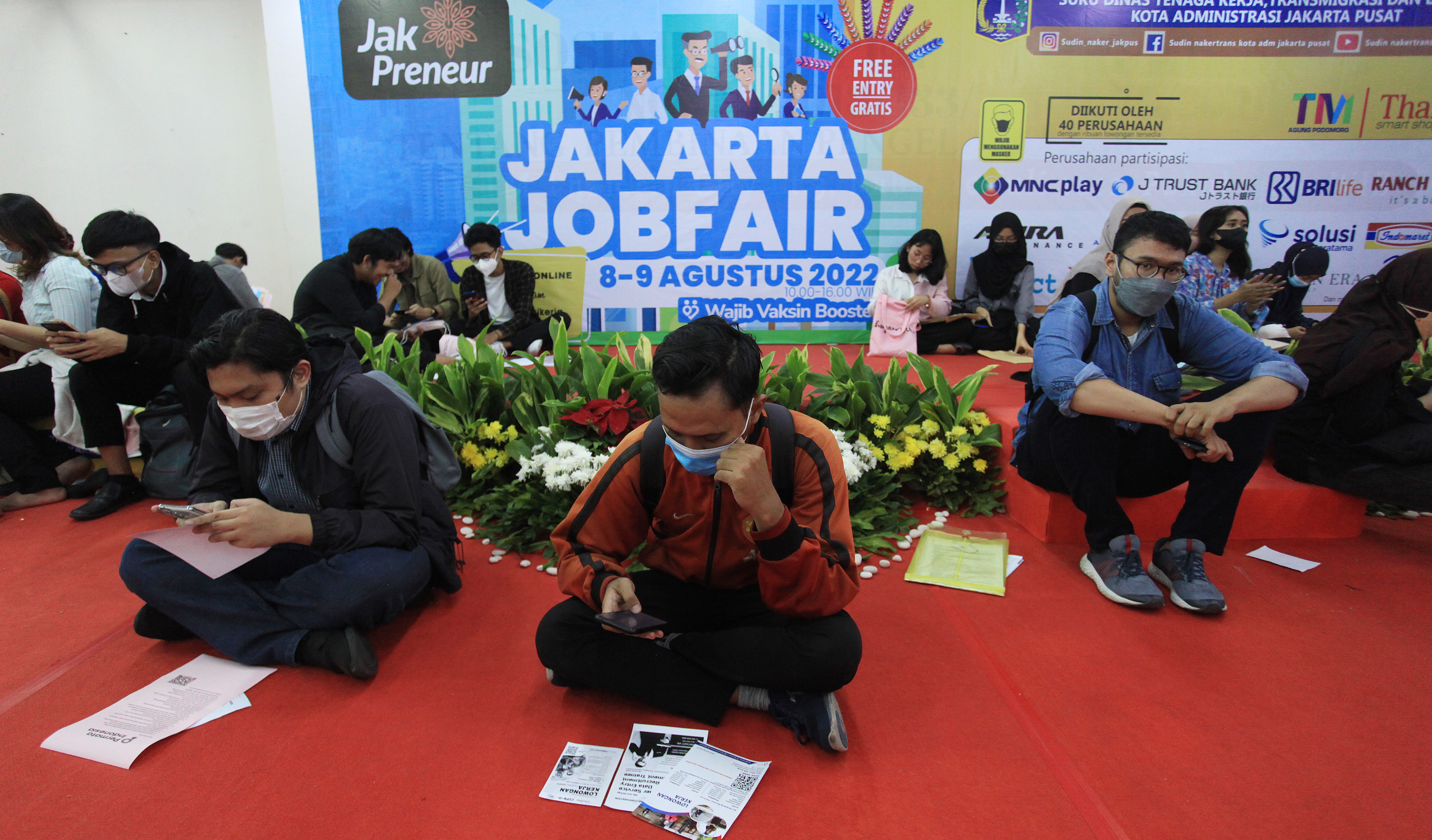 JAKARTA JOB FAIR: Sejumlah pencari kerja mencari informasi pekerjaan pada acara 