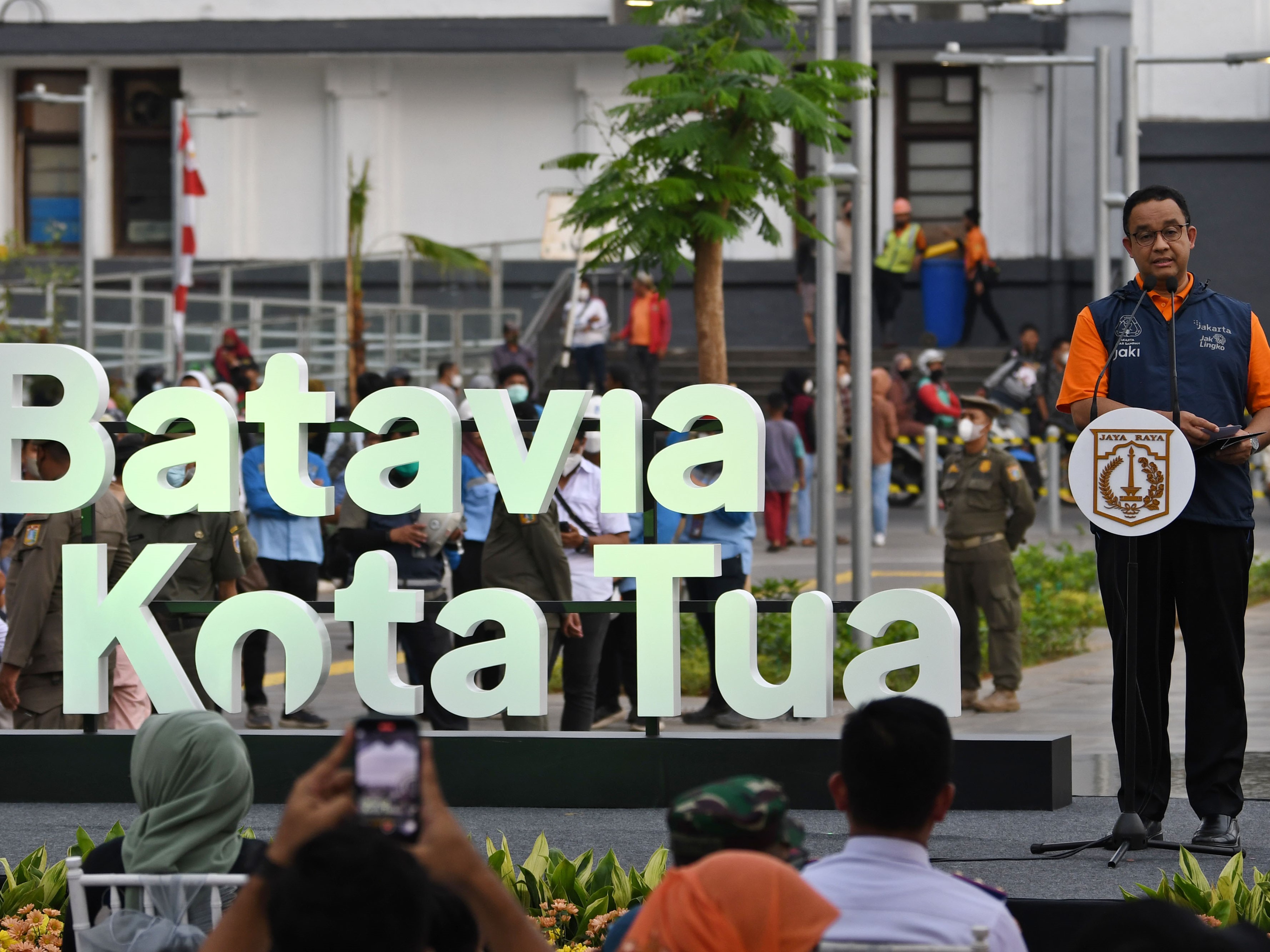 Gubernur DKI Jakarta Anies Baswedan menyampaikan sambutan dalam pembukaan Festival Batavia Kota Tua di Jakarta, Jumat (26/8/2022).