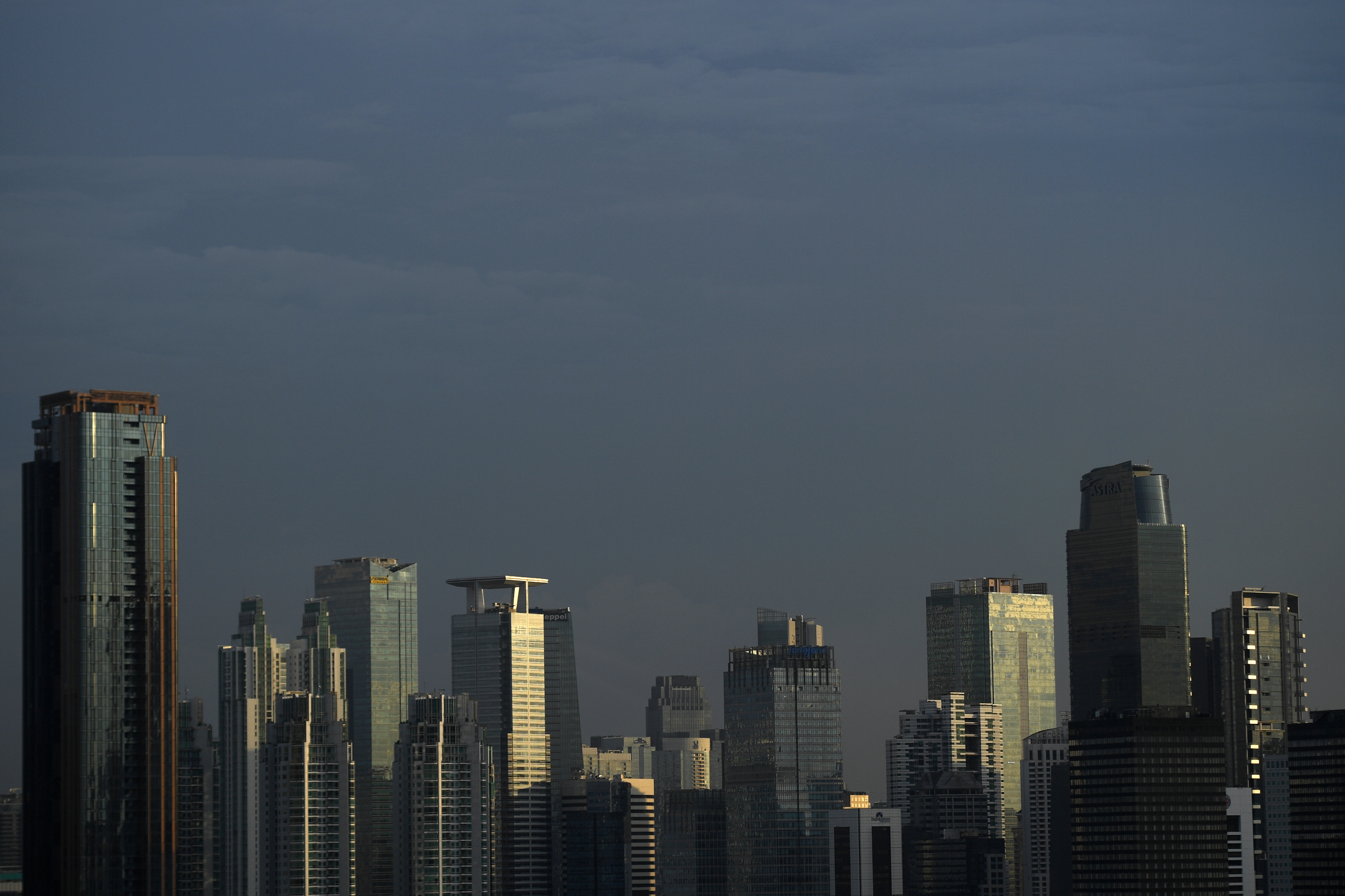 Suasana lanskap ibu kota terlihat dari kawasan Gondangdia, Jakarta.