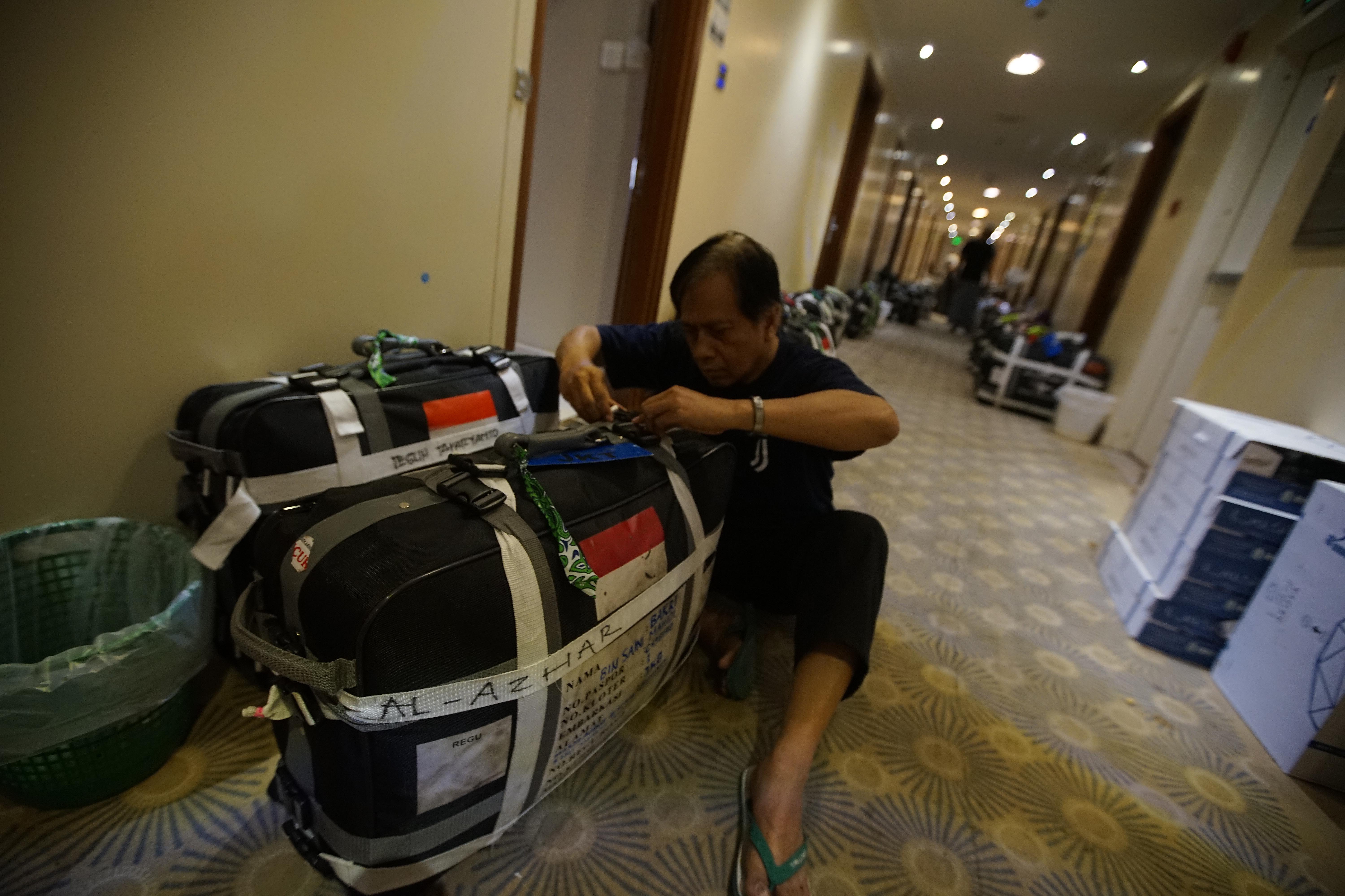 Jemaah haji Indonesia berkemas-kemas jelang kepulangan mereka di Hotel Lulu'ah, Mekkah, Arab Saudi, Rabu (13/7/2022).