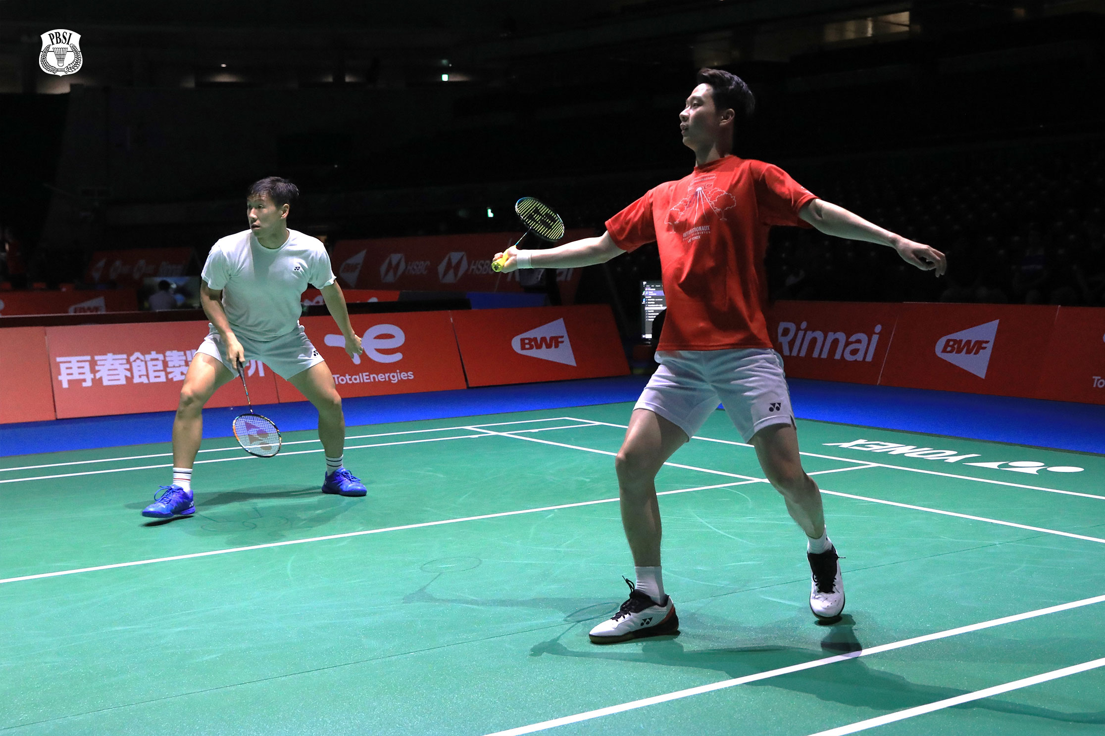 Ganda putra Indonesia Marcus Fernaldi Gideon/Kevin Sanjaya Sukamuljo berlatih di Tokyo Metropolitan Gymnasium menjelang Kejuaraan Dunia.