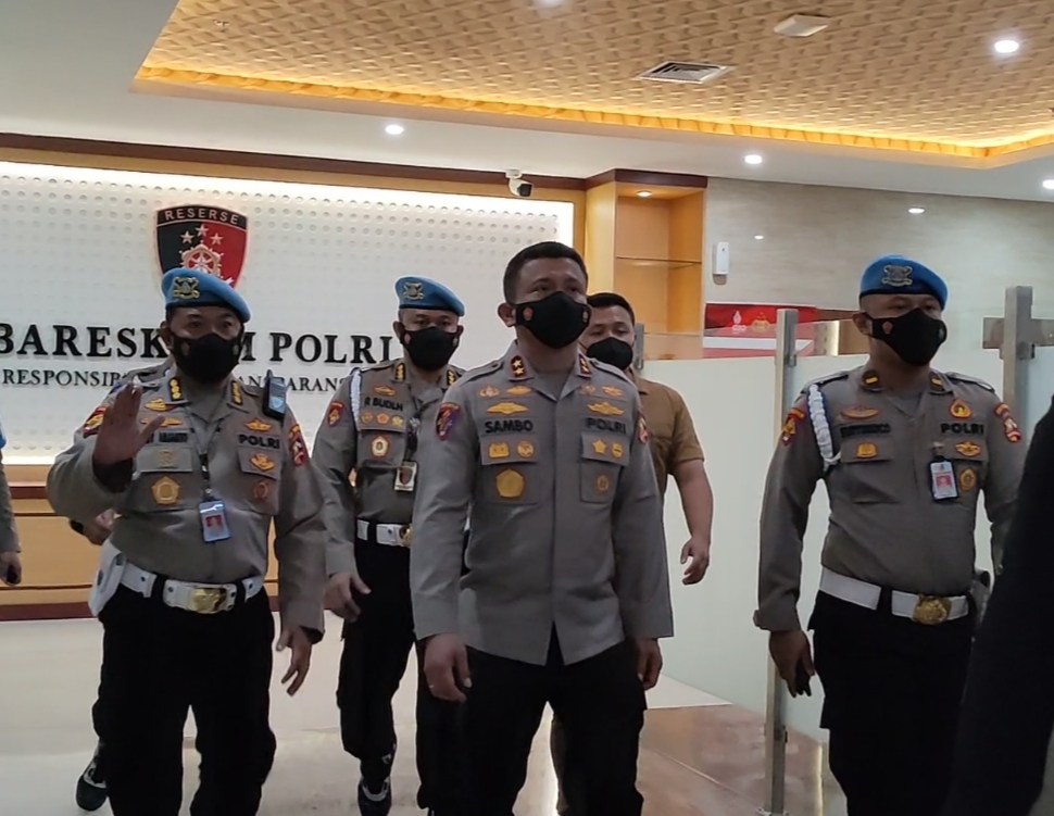 Kadiv Propam Polri nonaktif Irjen Ferdy Sambo (tengah)