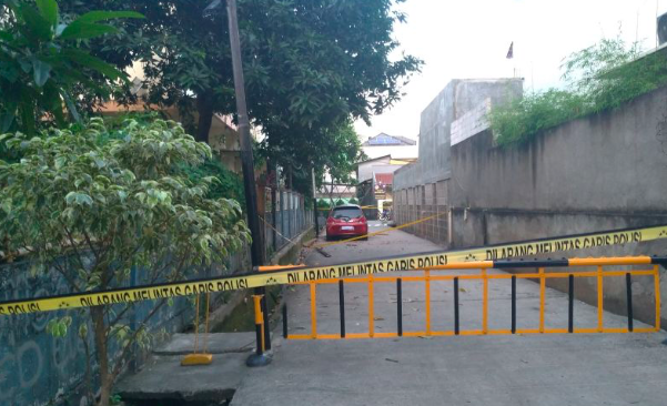 Penampakan mobil yang terkena besi usai dua pekerja terjatuh dari GOR Mampang, Jakarta, Senin. (1/8/2022). 