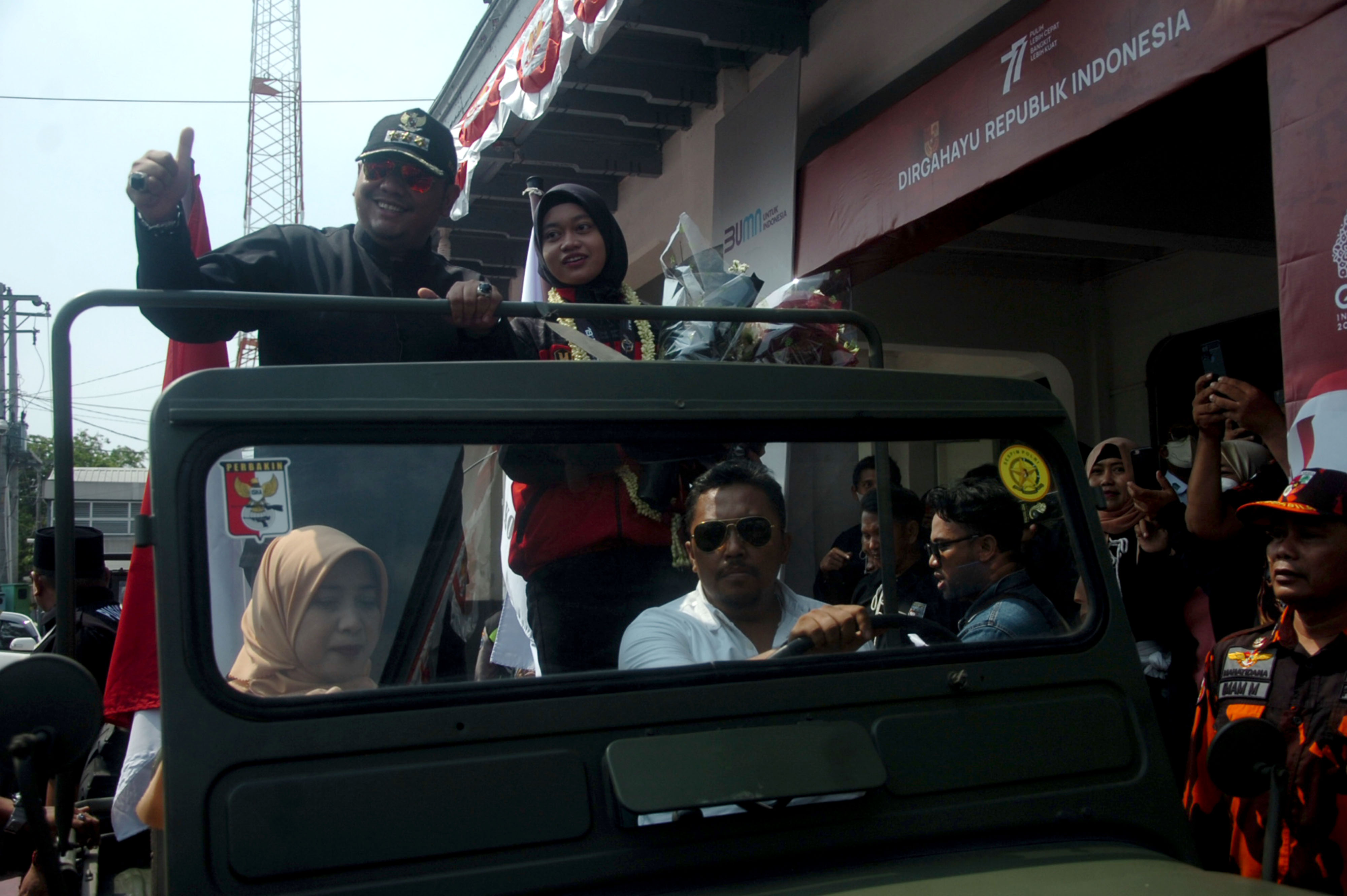 Wali Kota Tegal Dedy Yon Supriyono bersama pesilat Atifa Fismawati saat upacara penyambutan kedatangan sang atlet berprestasi, Kamis (4/8).